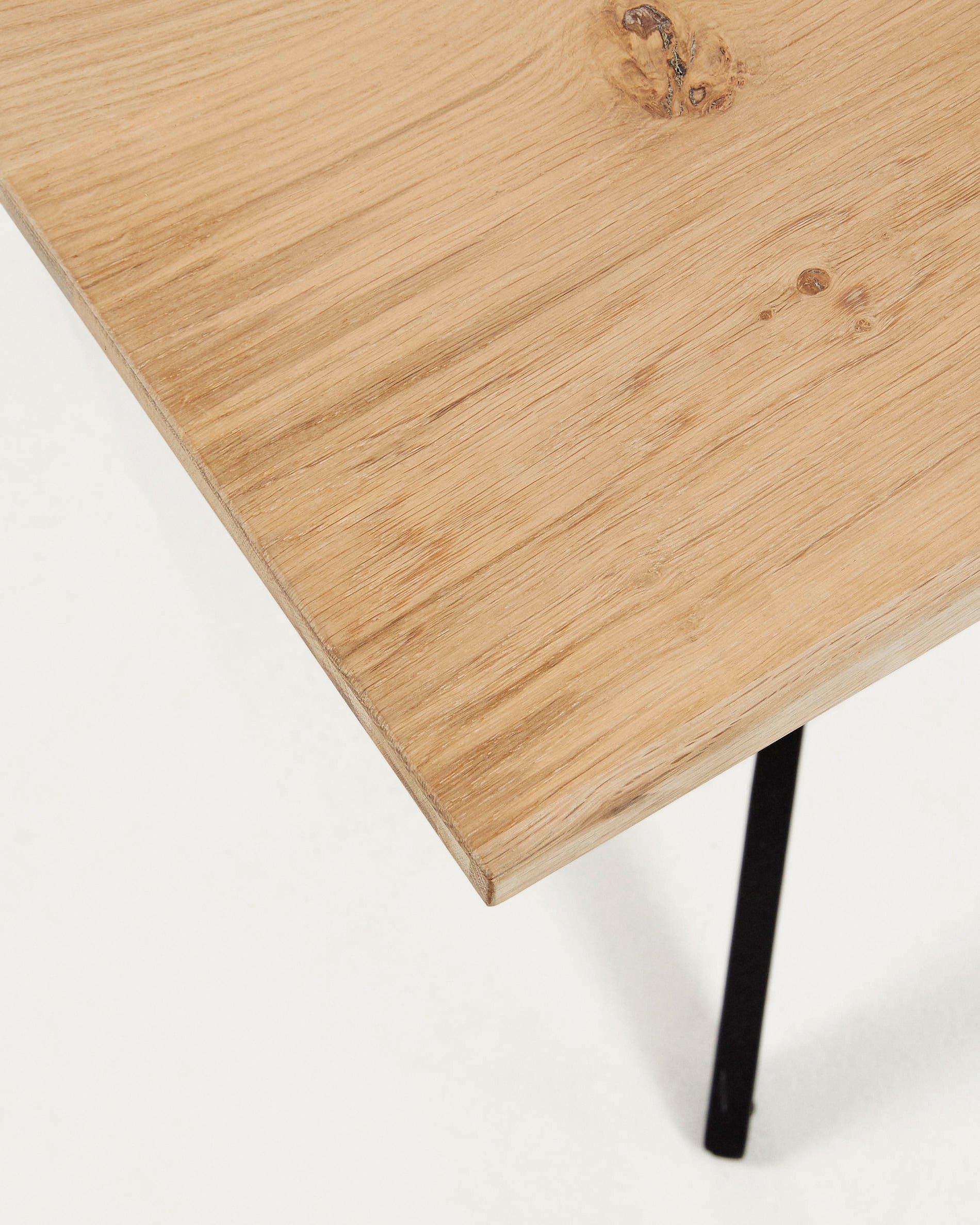 Amethyst oak veneer table with a whitewashed finish and black steel legs, 160 x 90 cm - Detail