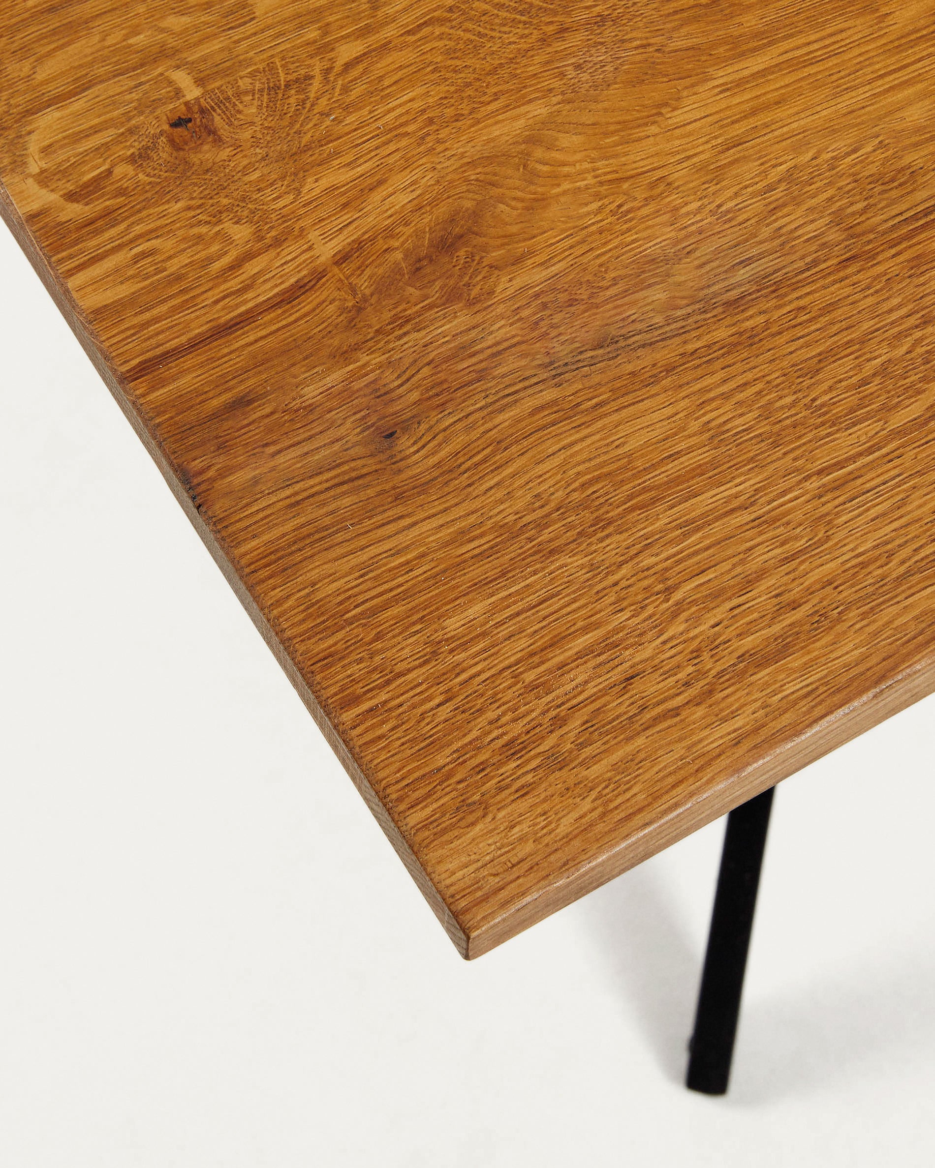 Amethyst oak veneer table with a distressed finish and black steel legs, 160 x 90 cm - Detail