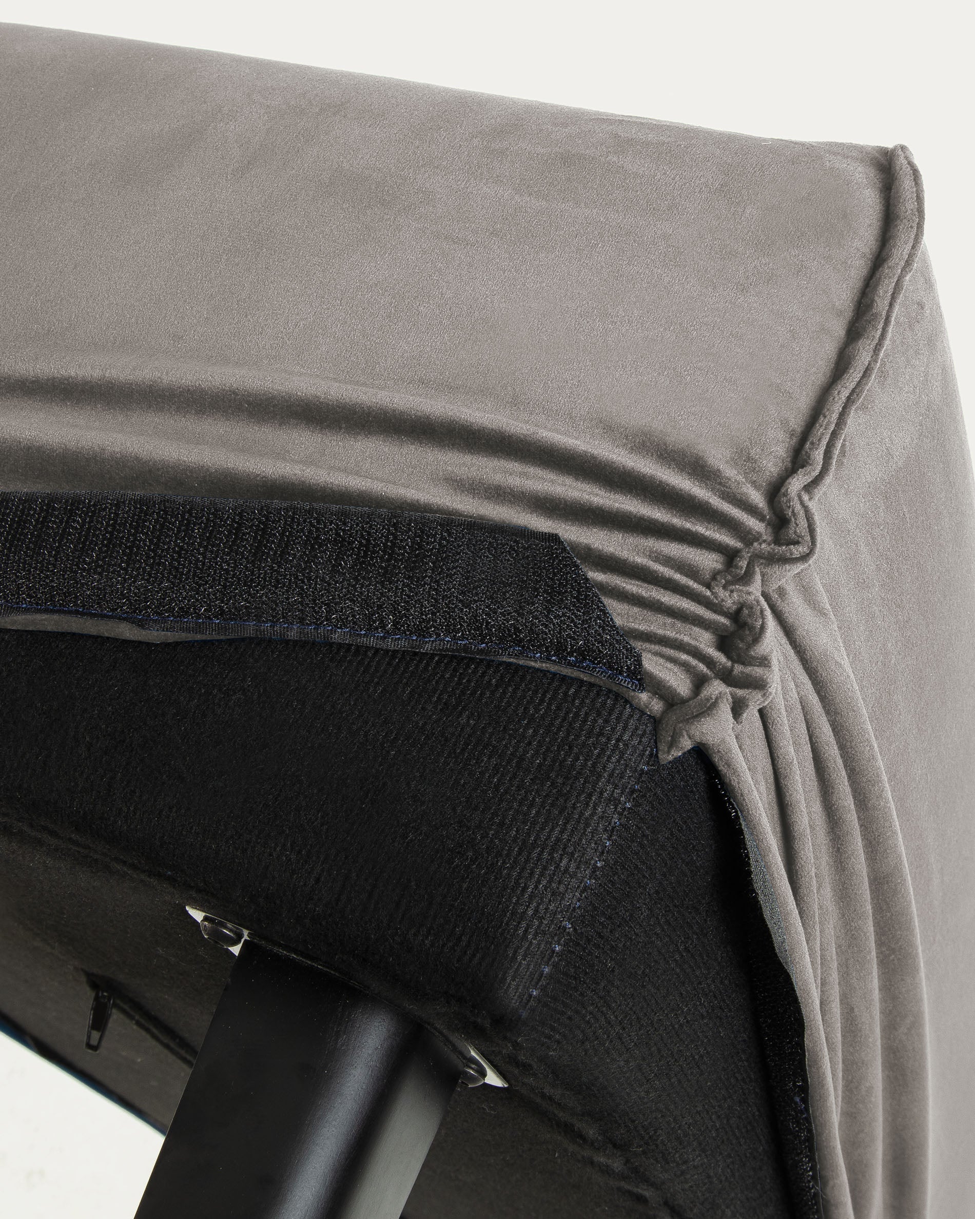 Grey velvet bench cover Dyla - Detail