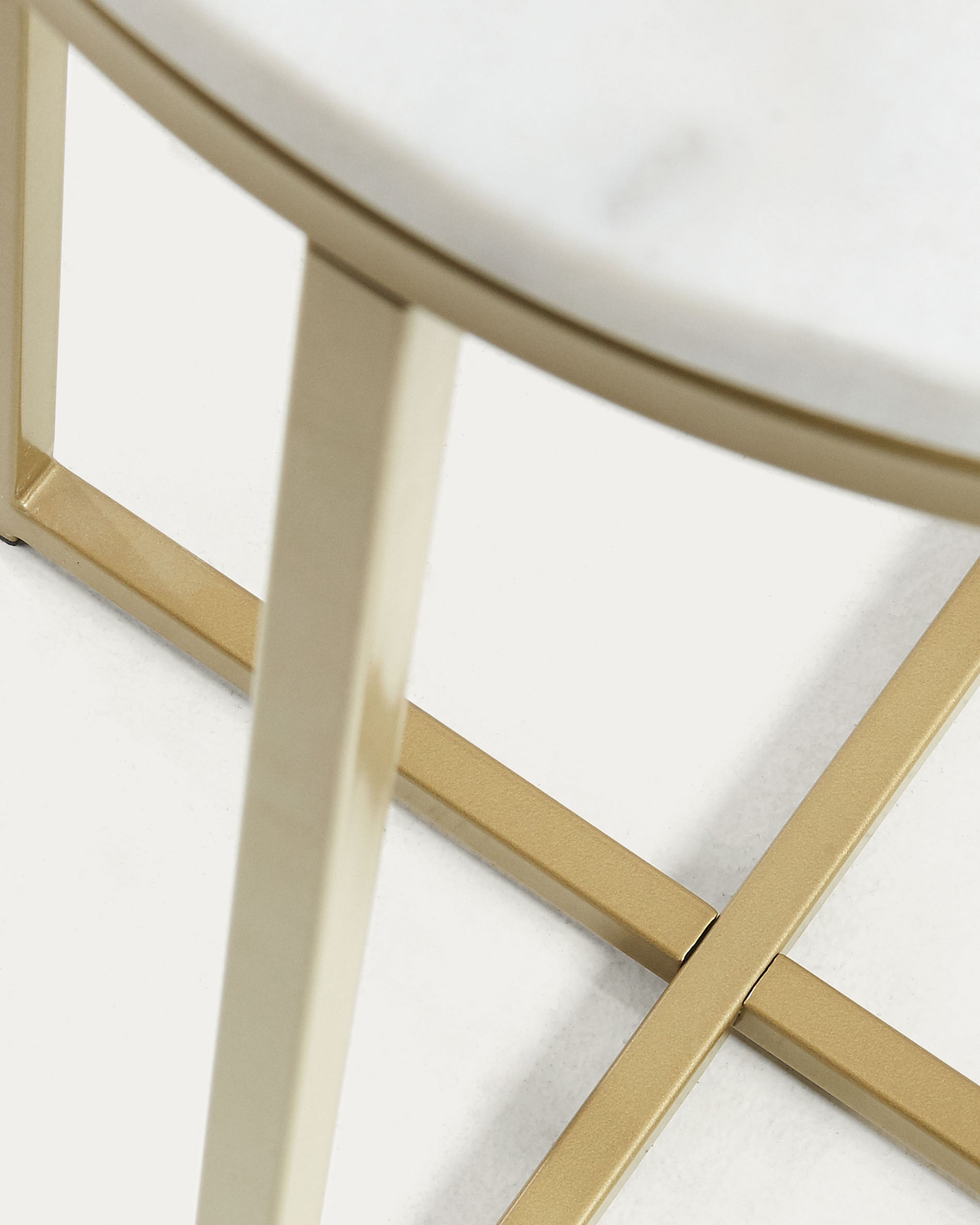 Sheffield side table in white marble and golden steel legs Ø 43 cm - Detail