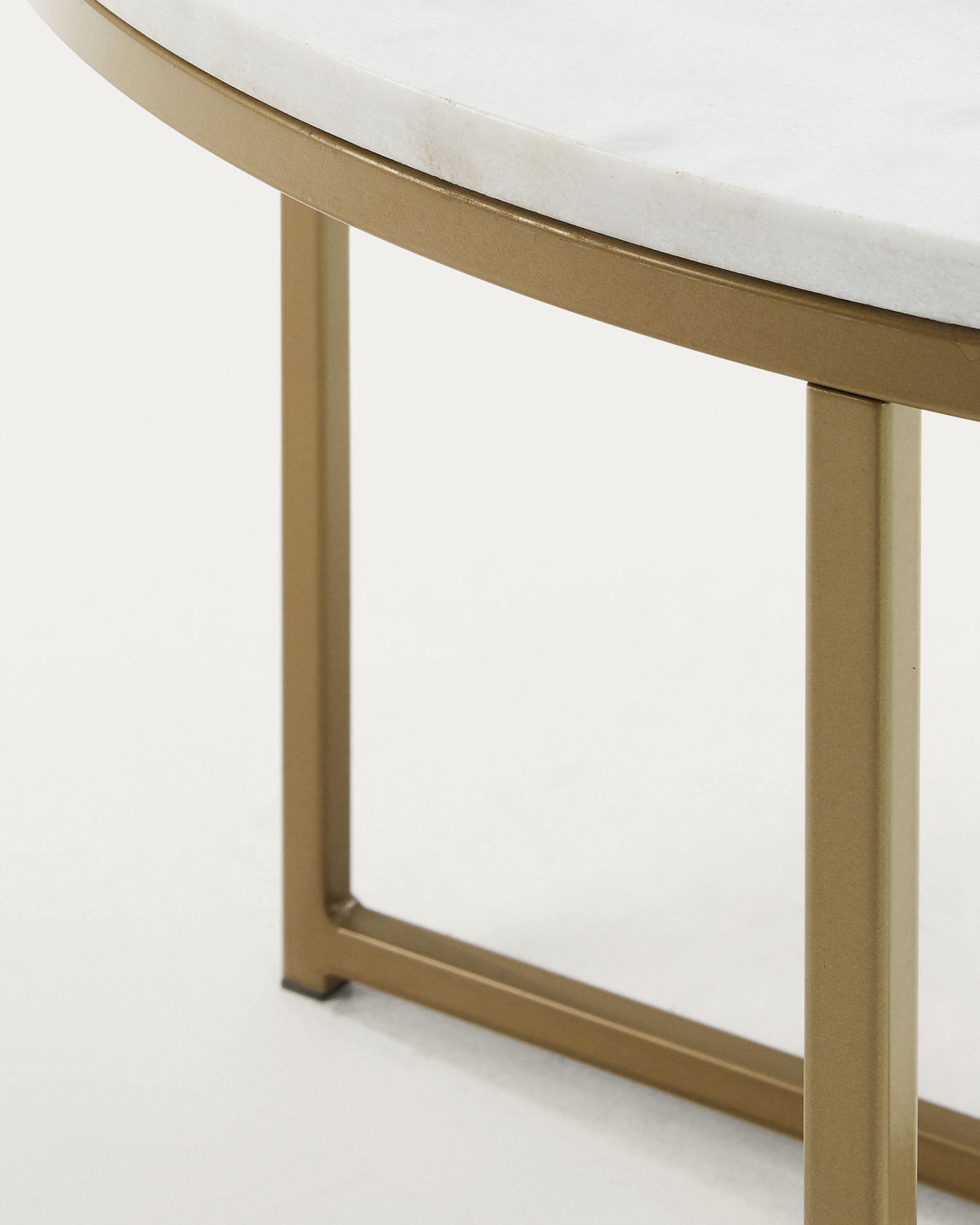 Sheffield coffee table in white marble and golden steel legs Ø 80 cm - Detail