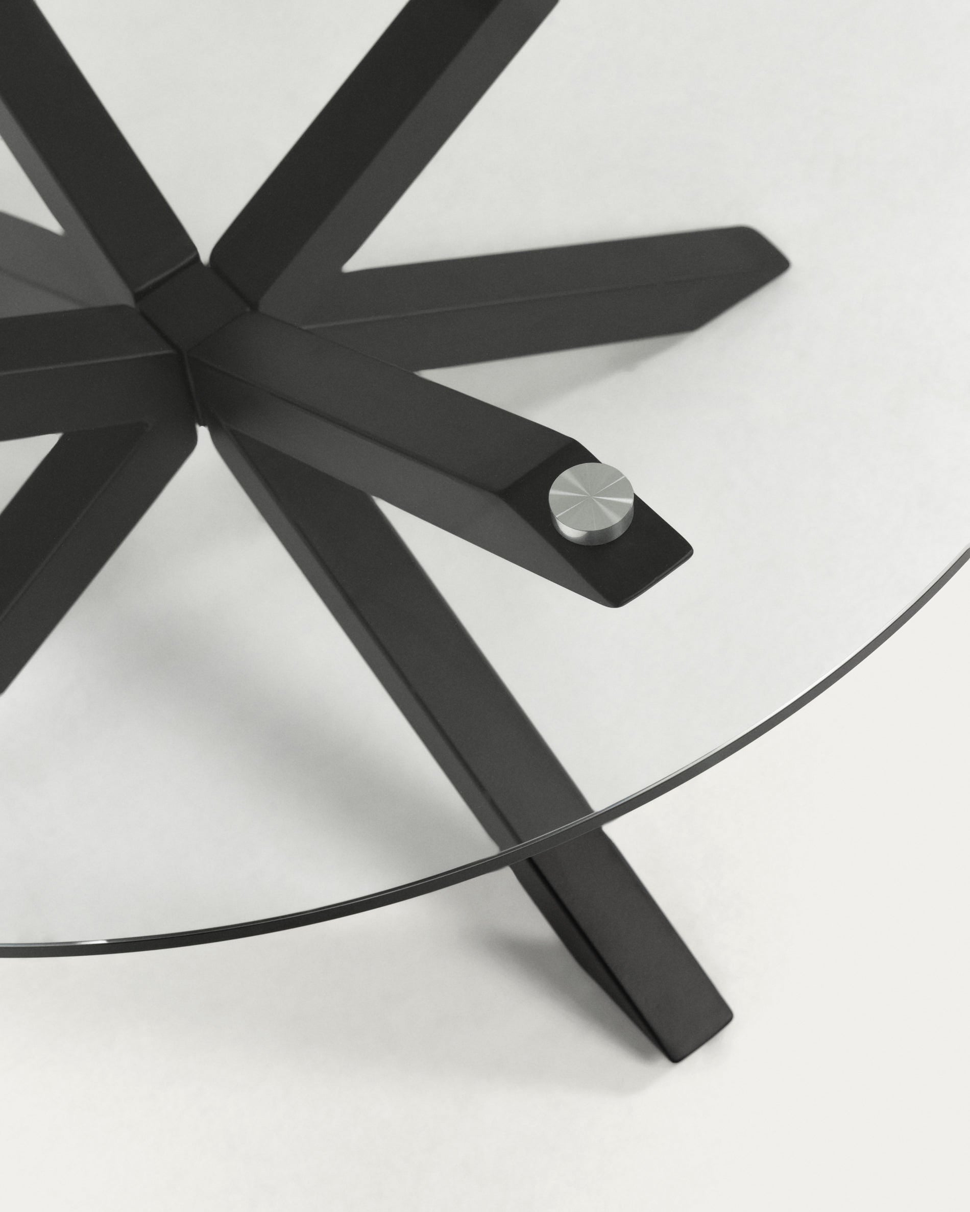 Argo round glass table with steel legs with black finish Ø 119 cm - Detail
