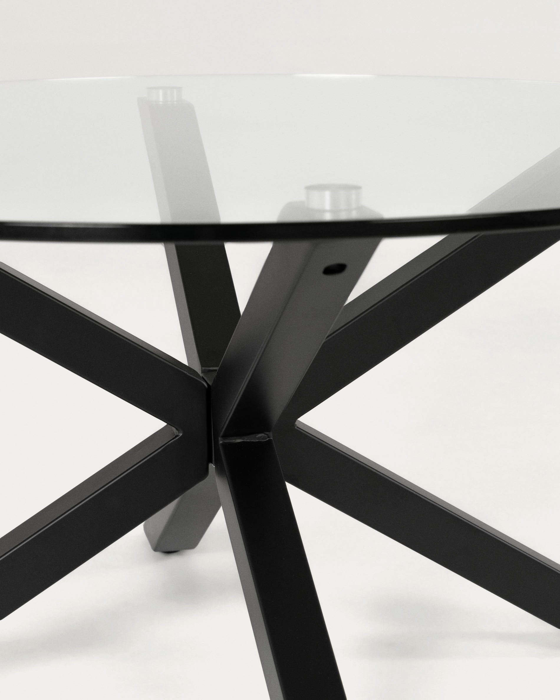 Argo round glass table with steel legs with black finish Ø 119 cm - Detail
