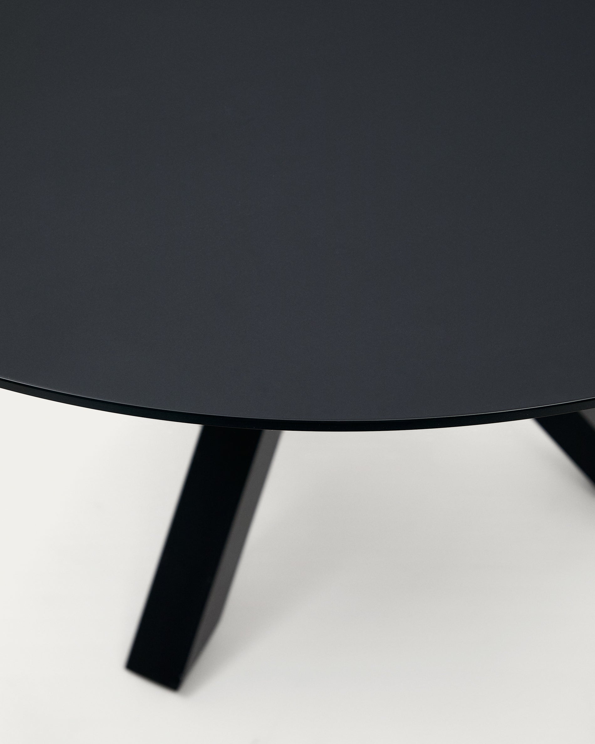 Argo kerek asztal fekete üveggel és fekete acél lábakkal Ø 150 cm
