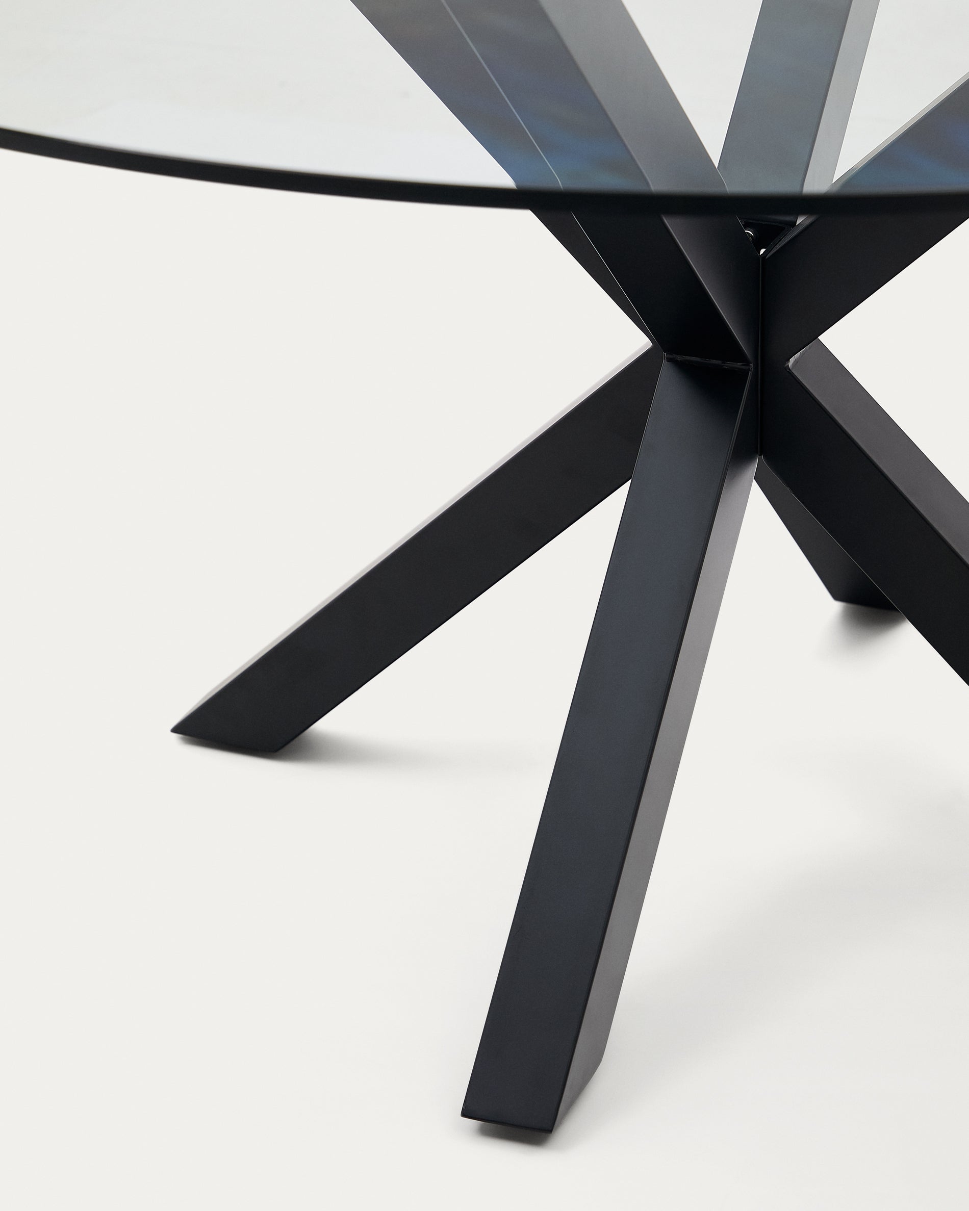 Argo round table in glass and steel legs with black finish Ø 150 cm - Detail