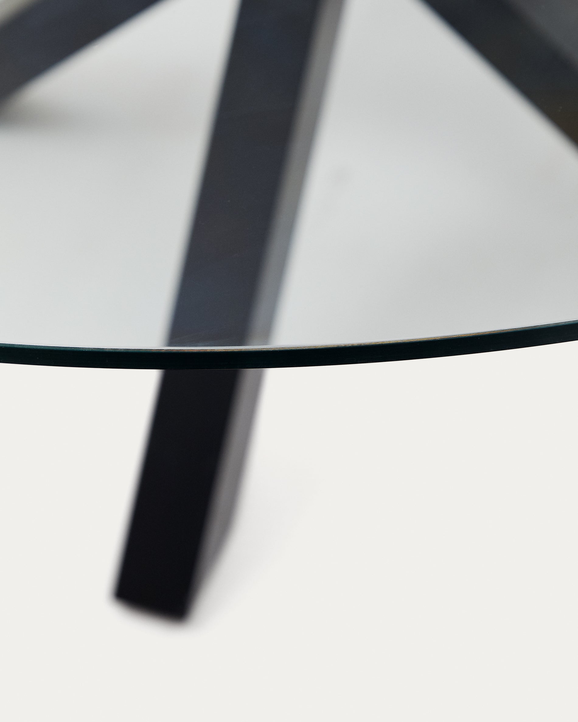 Argo round table in glass and steel legs with black finish Ø 150 cm - Detail