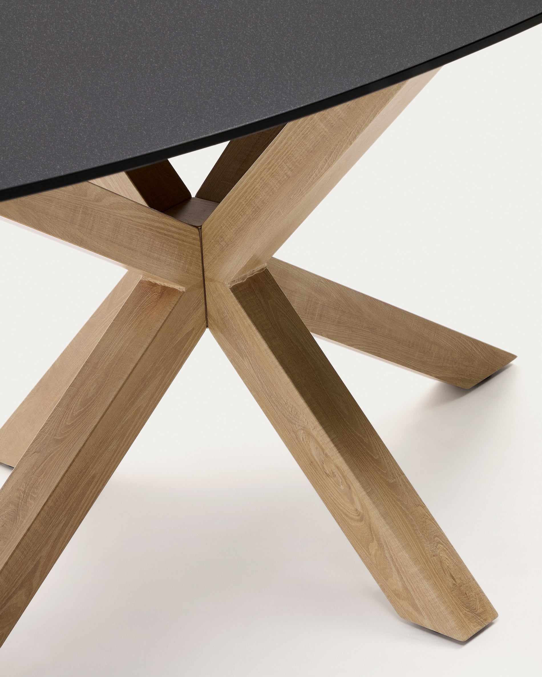 Argo oval table in matt black glass and wood-effect steel legs Ø 200 x 100 cm - Detail