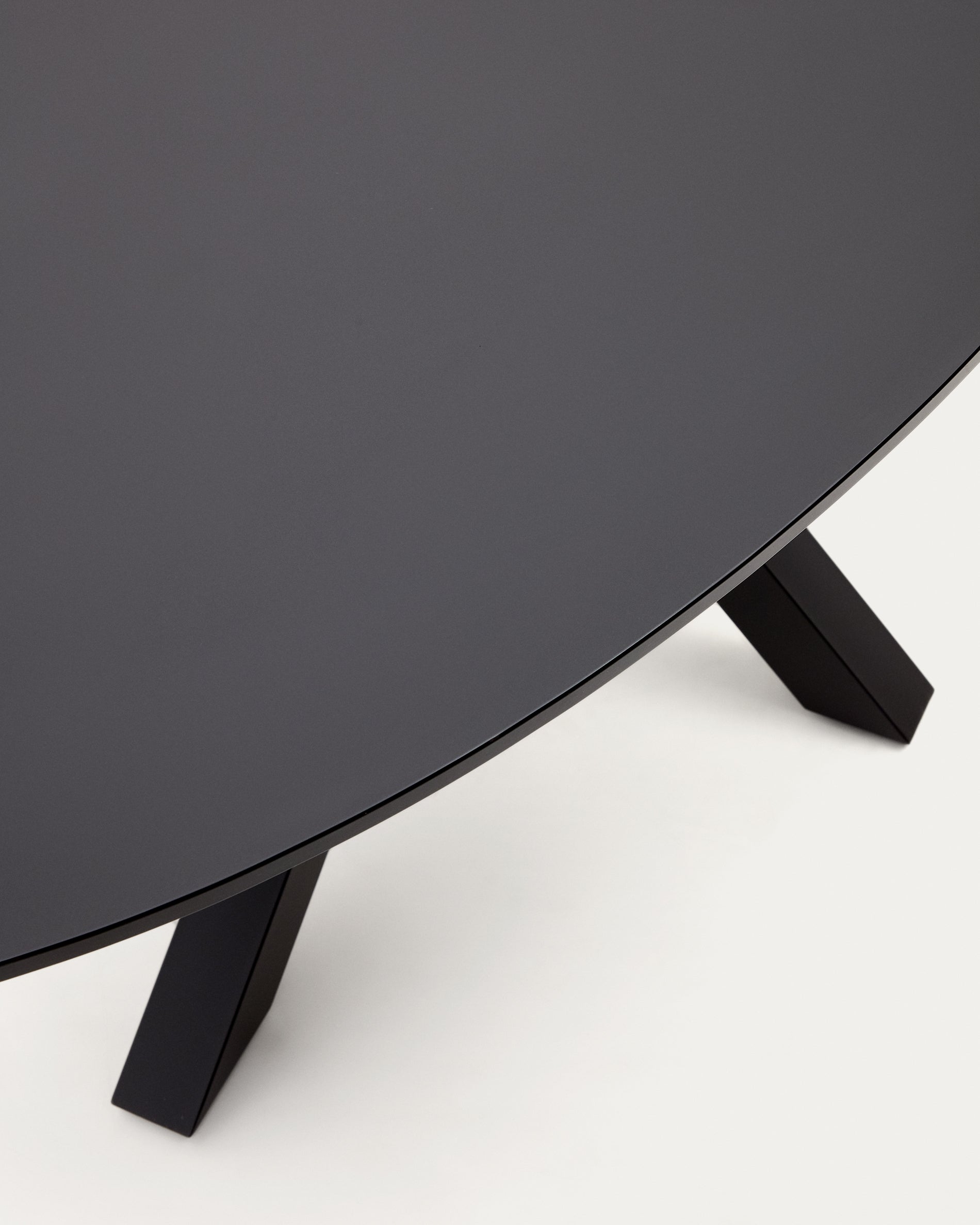 Argo table with black glass and black steel legs Ø 200 x 100 cm - Detail