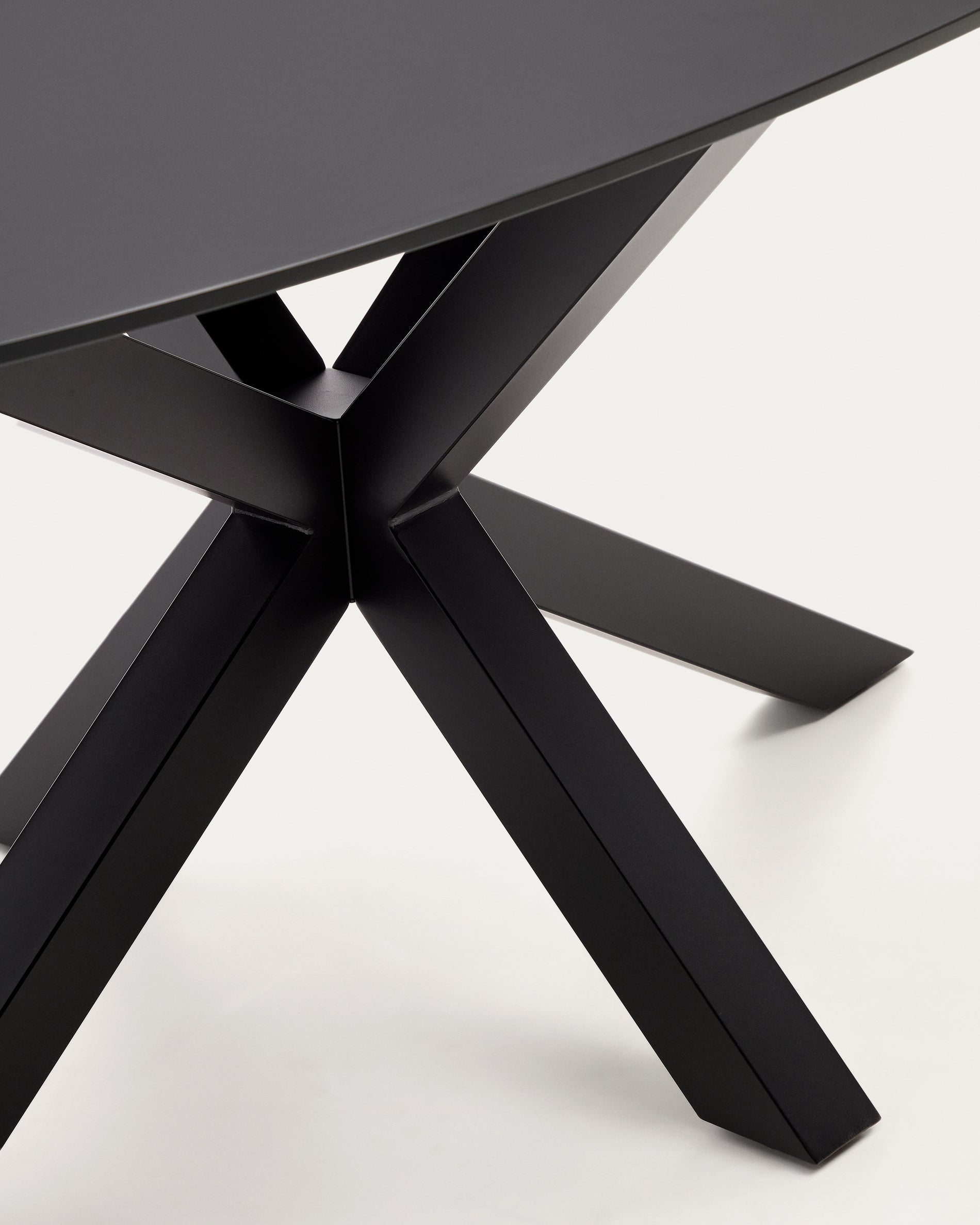 Argo table with black glass and black steel legs Ø 200 x 100 cm - Detail