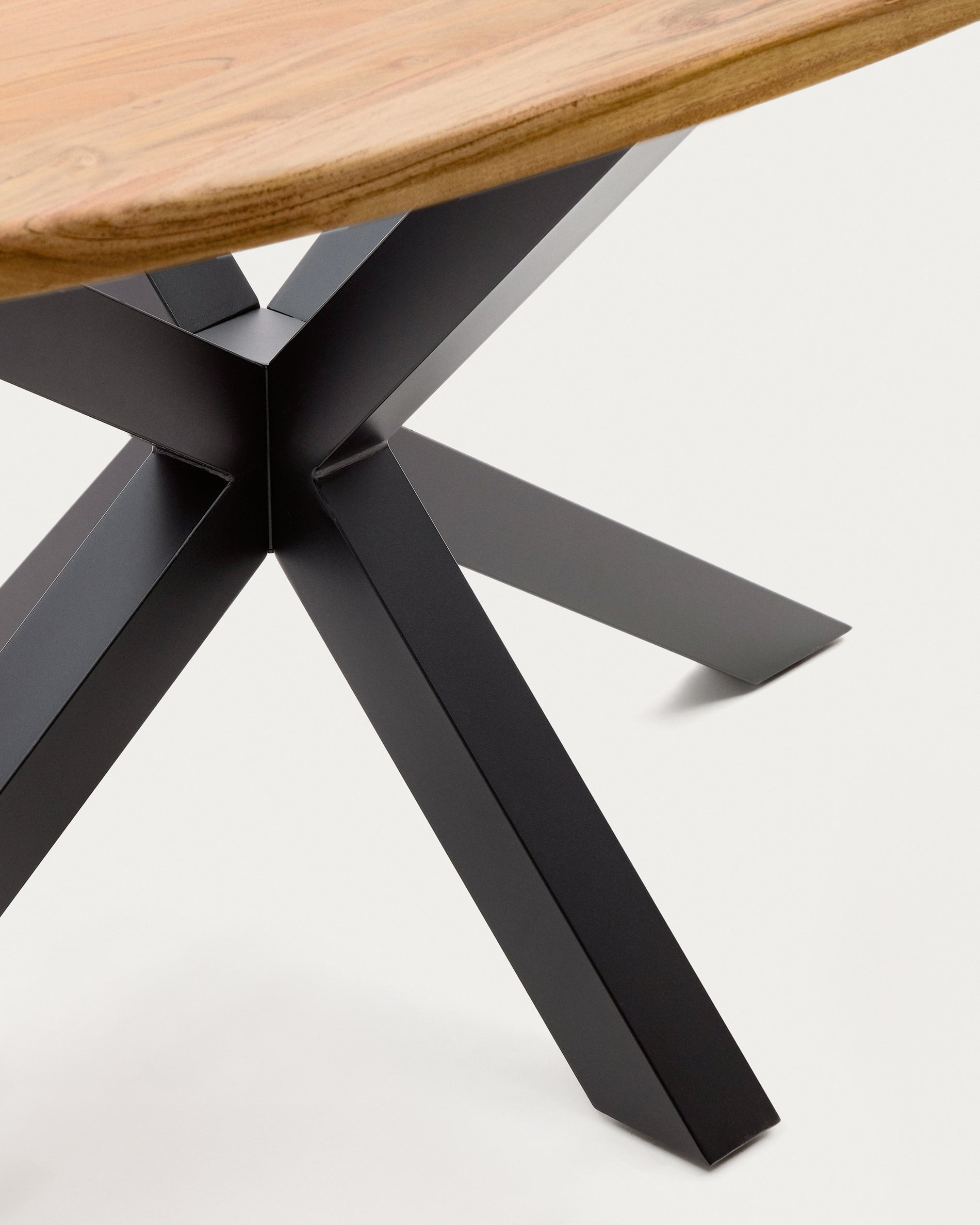 Argo oval table in solid acacia wood and steel legs with black finish Ø 200 x 100 cm - Detail