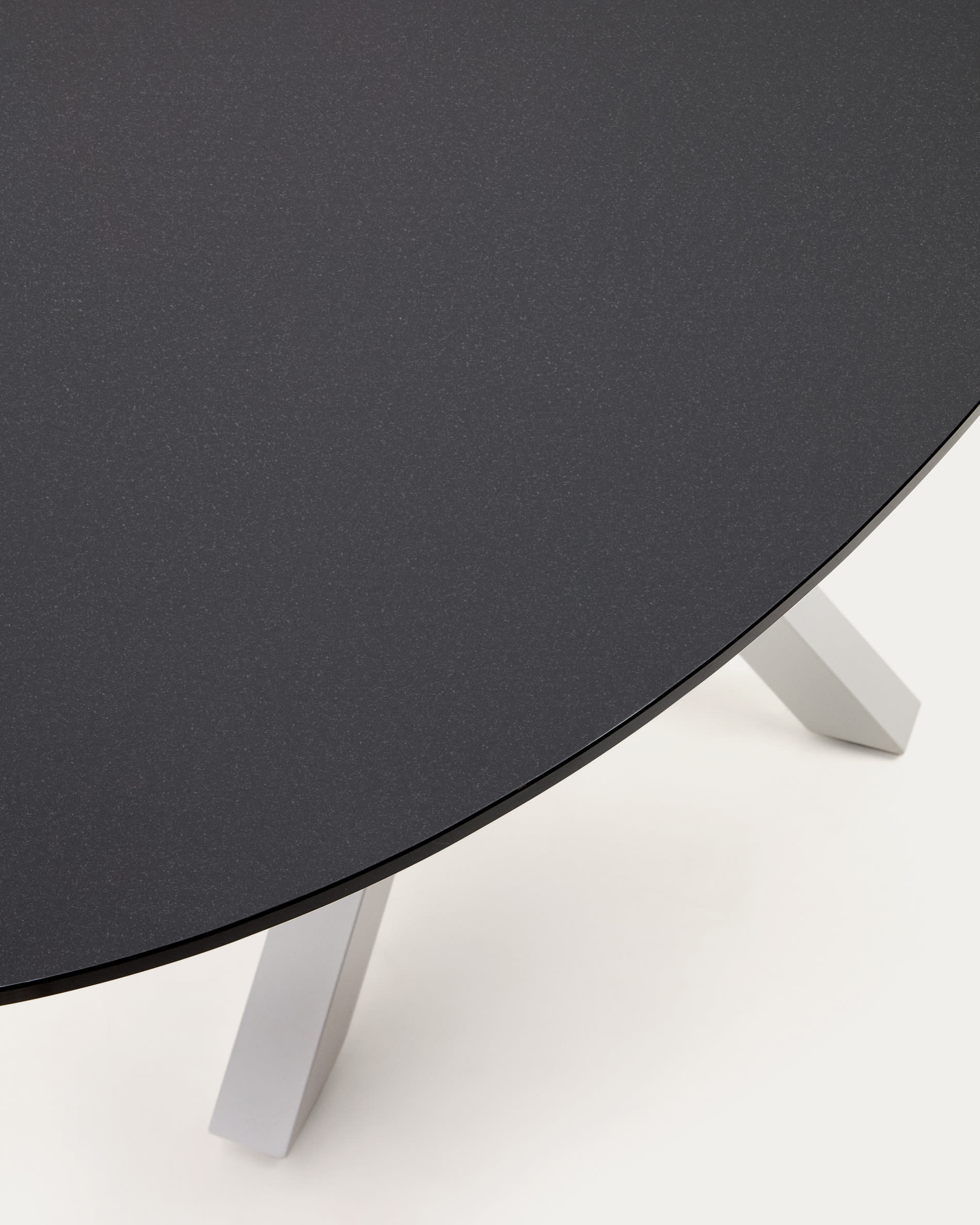 Argo ovális asztal matt fekete üveg és acél lábakkal, fehér befejezéssel Ø 200 x 100 cm