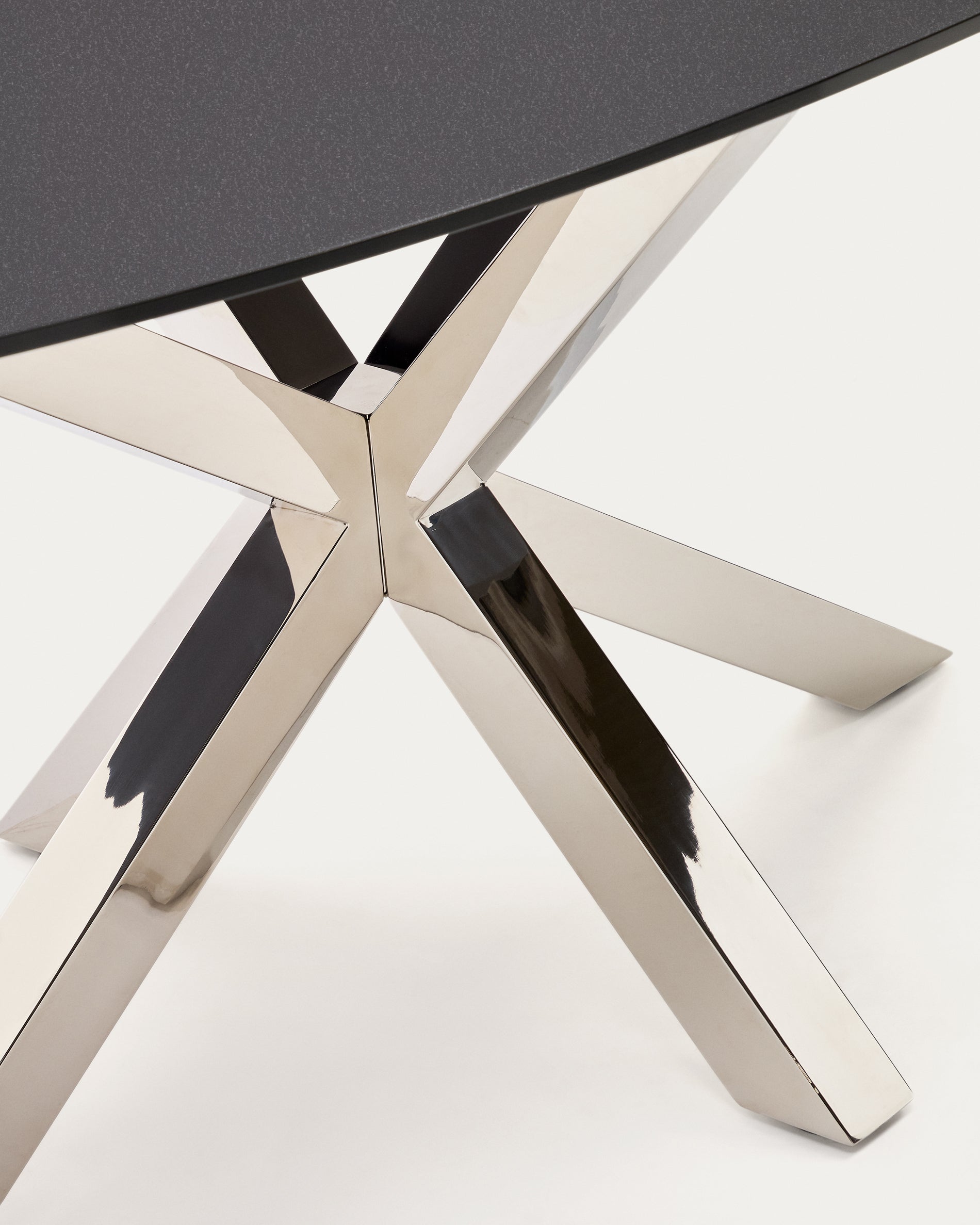 Argo oval table in matt black glass and stainless steel legs Ø 200 x 100 cm - Detail