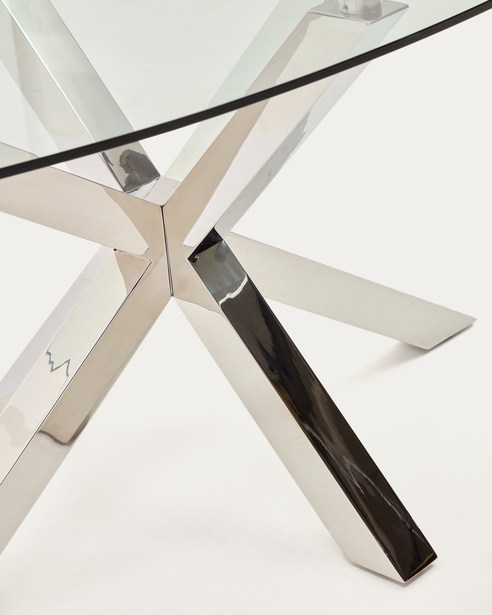Argo ovális asztal matt fekete üveggel és rozsdamentes acél lábakkal Ø 200 x 100 cm