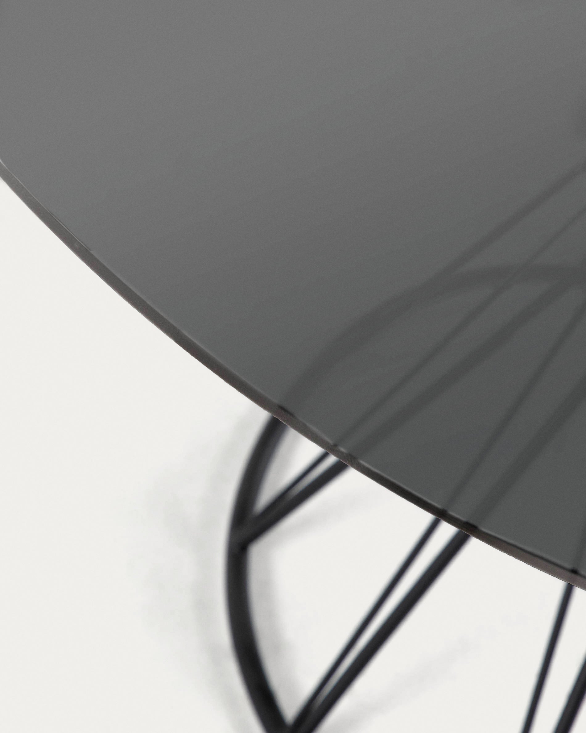 Niut round glass table with solid steel legs with black finish Ø 120 cm - Detail