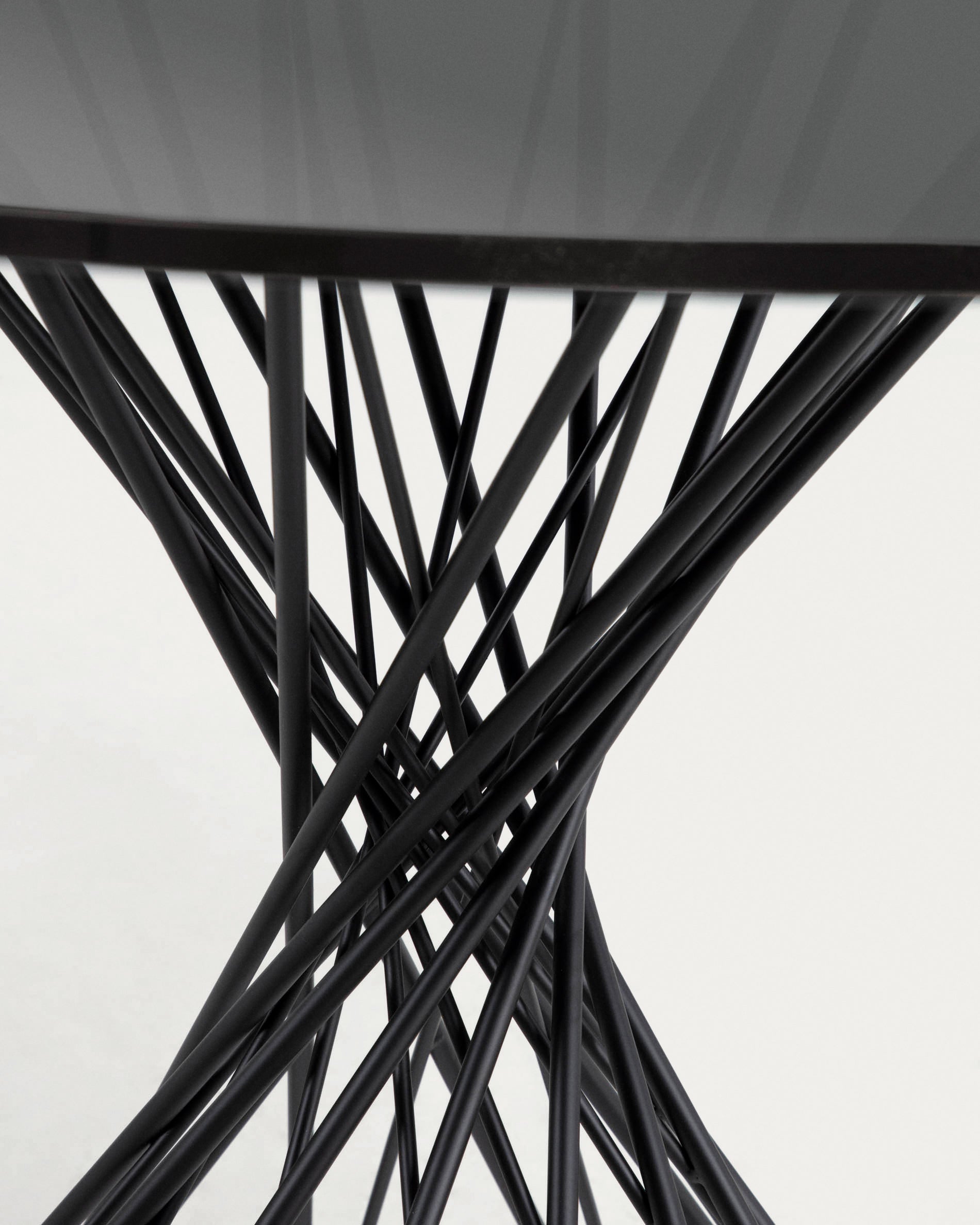 Niut round glass table with solid steel legs with black finish Ø 120 cm - Detail