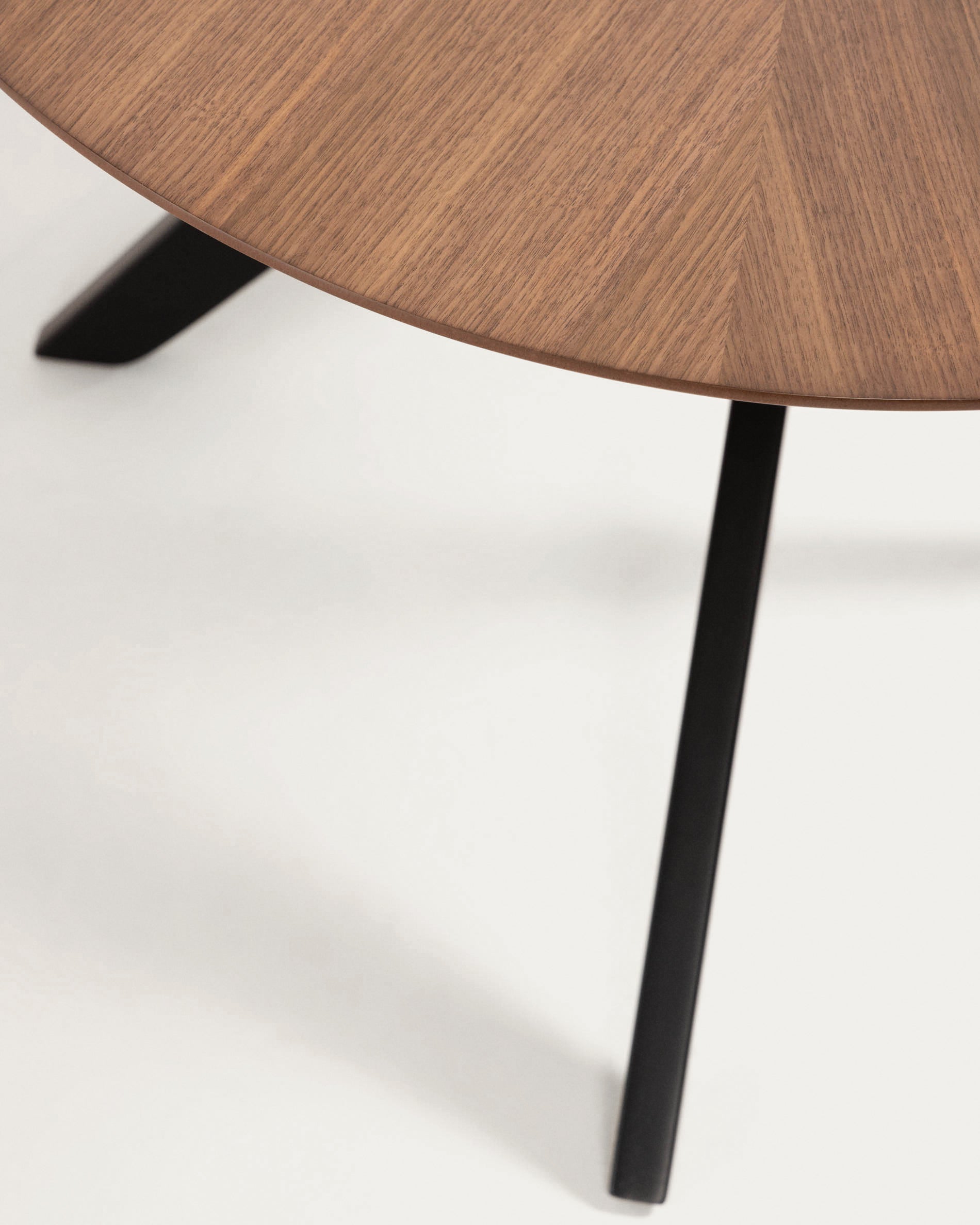 Naanim table with walnut veneer and legs in a black finish, 180 x 110 cm. - Detail