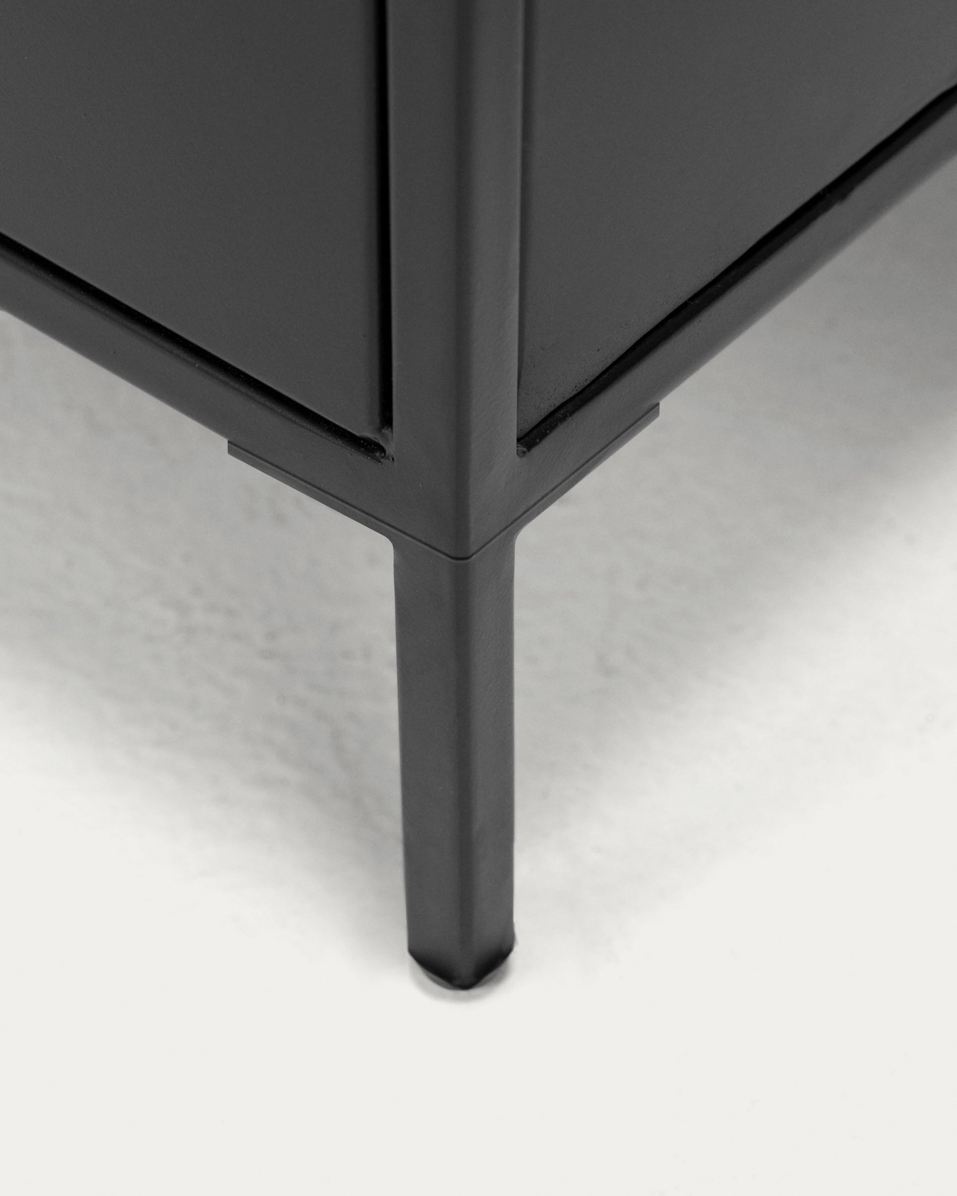 Shantay metal TV stand in a painted black finish with 1 door and drawer, 150 x 50 cm - Detail