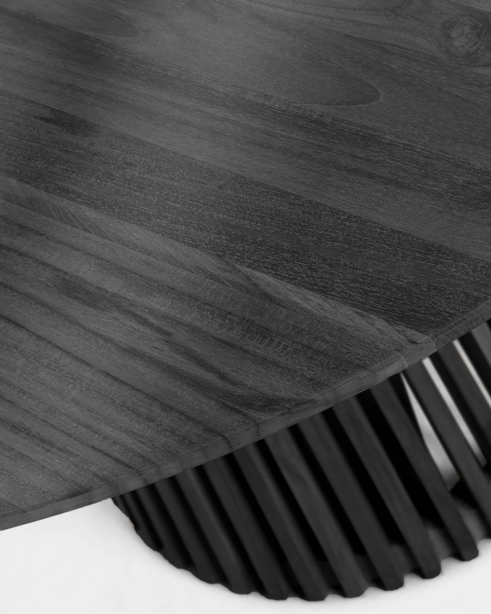 White cedar wood table top with black finish for Jeanette round table, Ø 120 cm - Detail