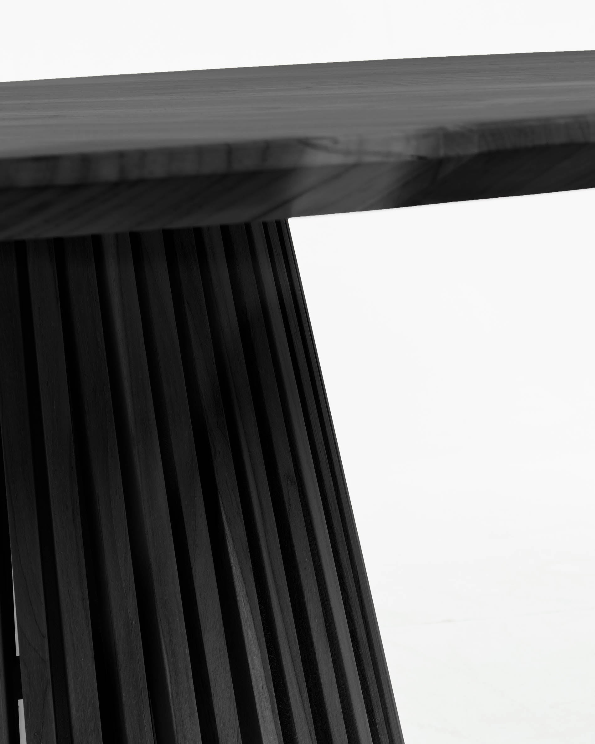 White cedar wood table top with black finish for Jeanette round table, Ø 120 cm - Detail