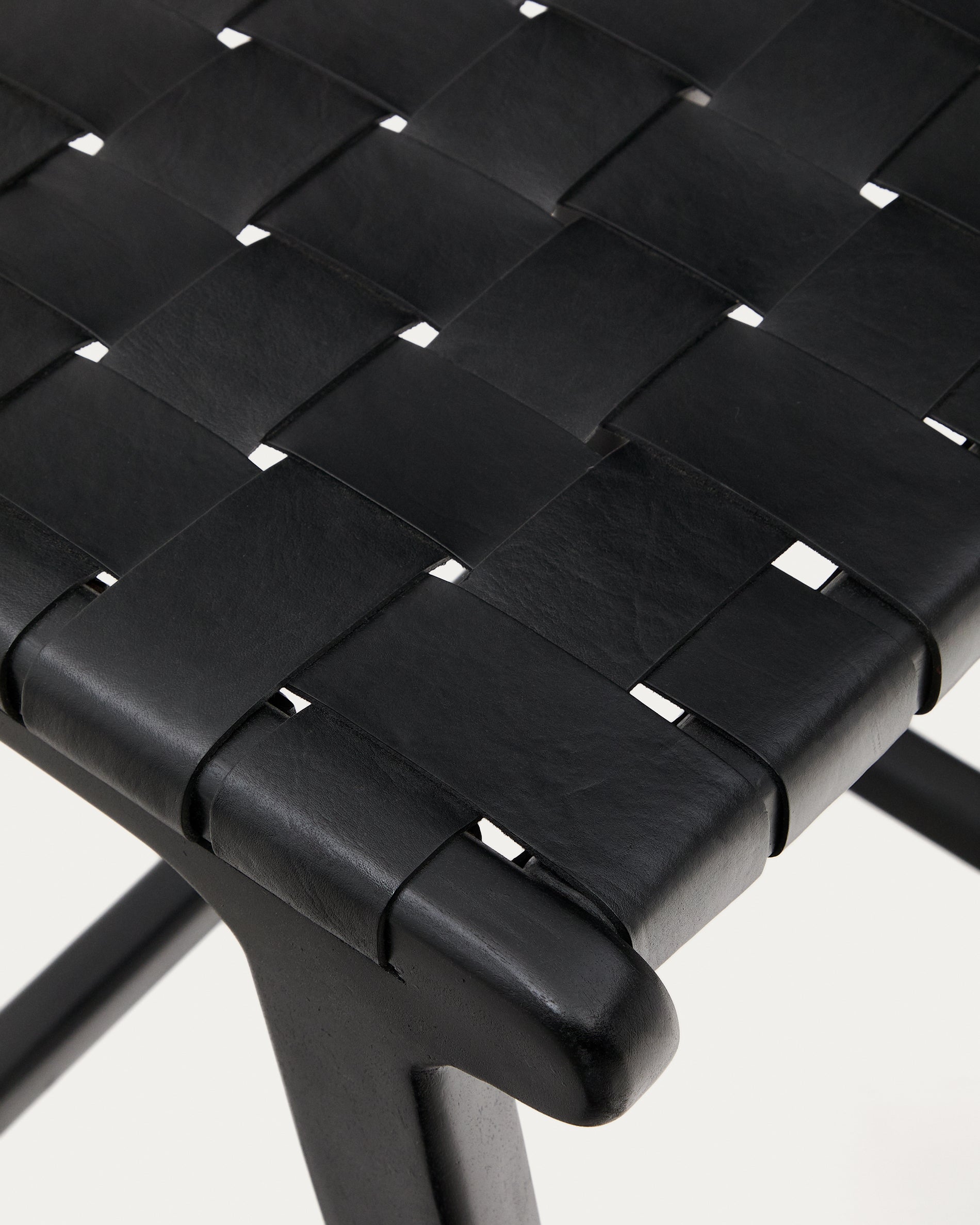 Calixta stool in leather and solid mahogany wood with black finish, 67 cm height - Detail