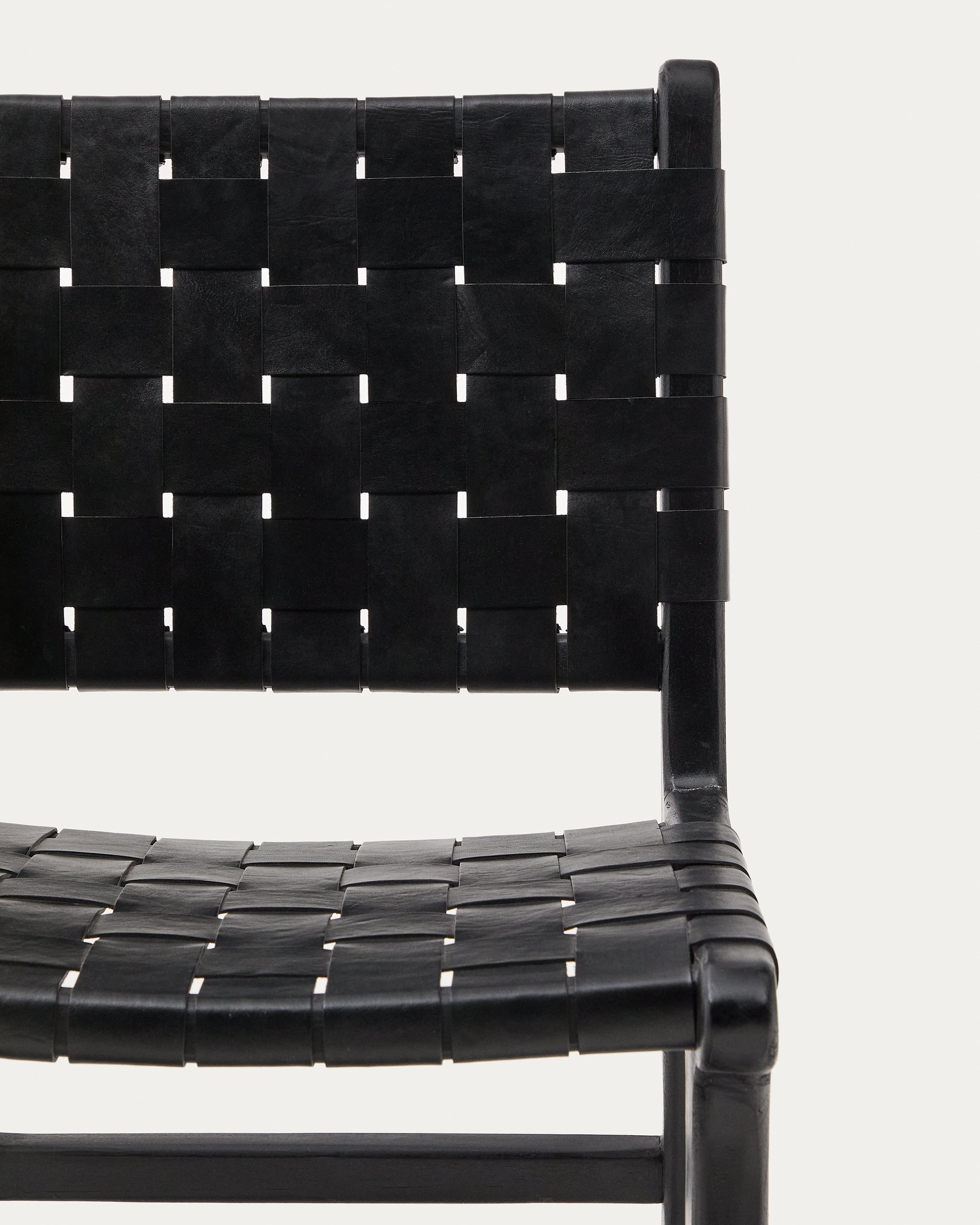 Calixta chair in leather and solid mahogany wood with black finish - Detail