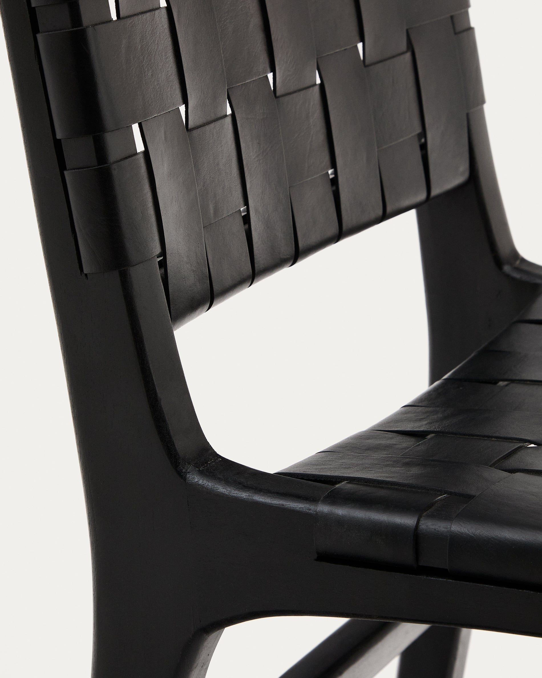 Calixta chair in leather and solid mahogany wood with black finish - Detail