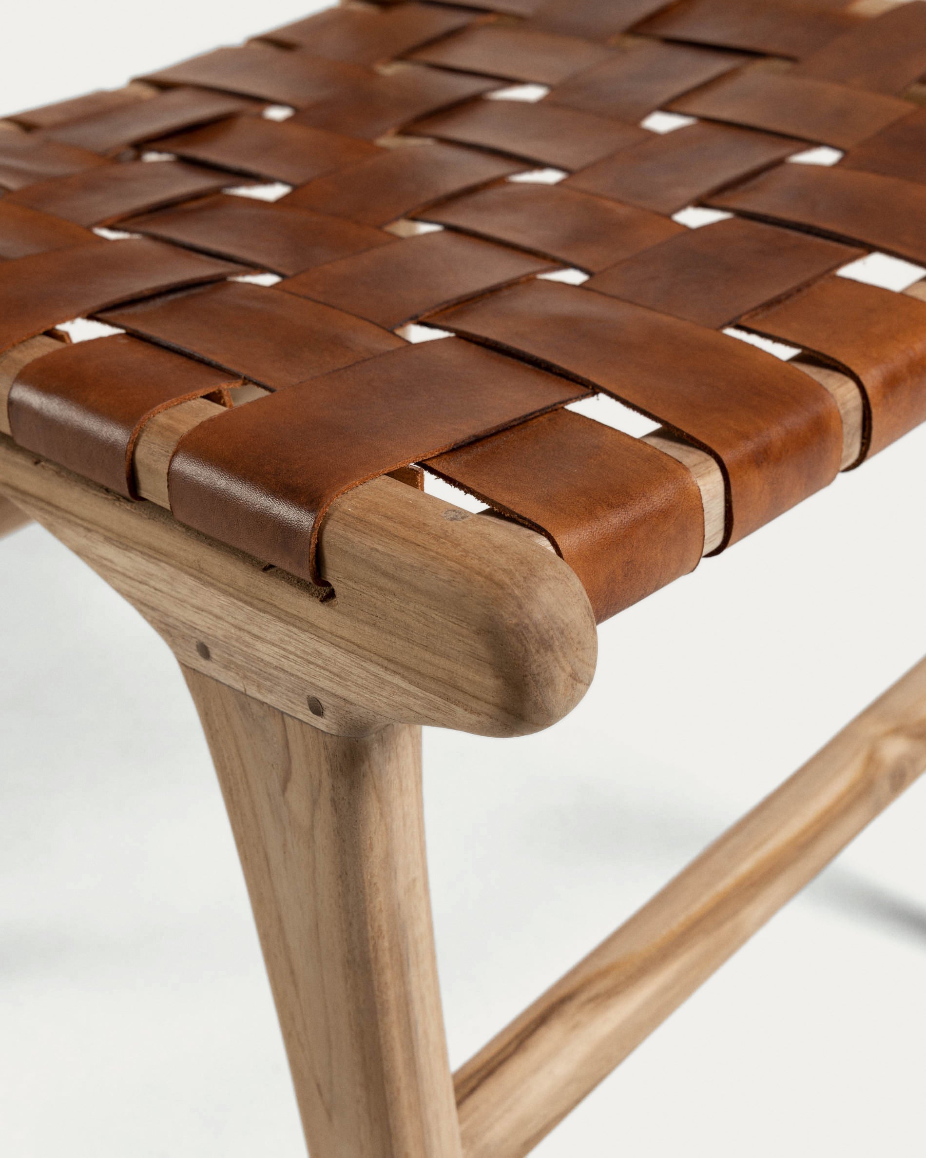 Calixta chair in leather and solid teak - Detail