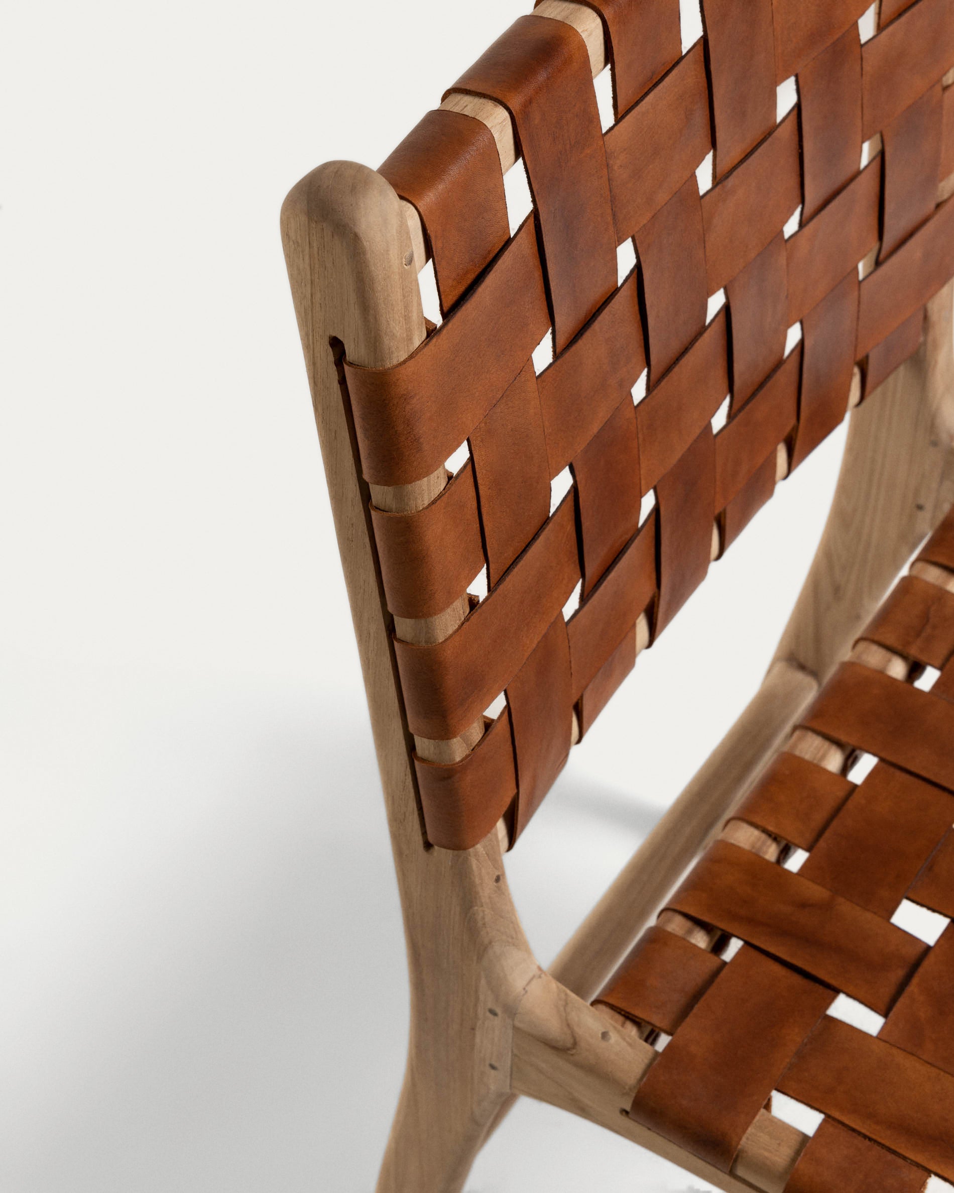 Calixta chair in leather and solid teak - Detail