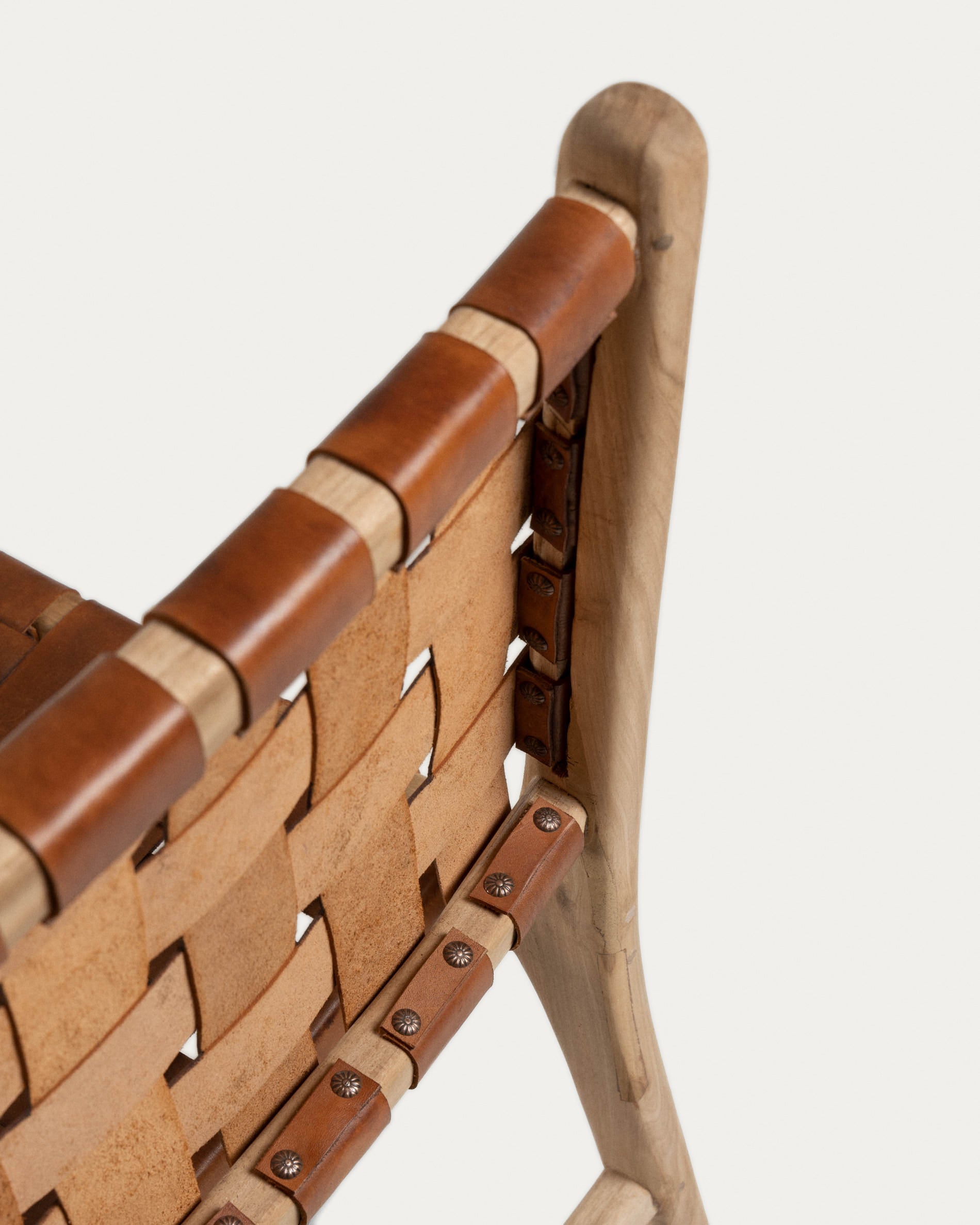 Calixta chair in leather and solid teak - Detail
