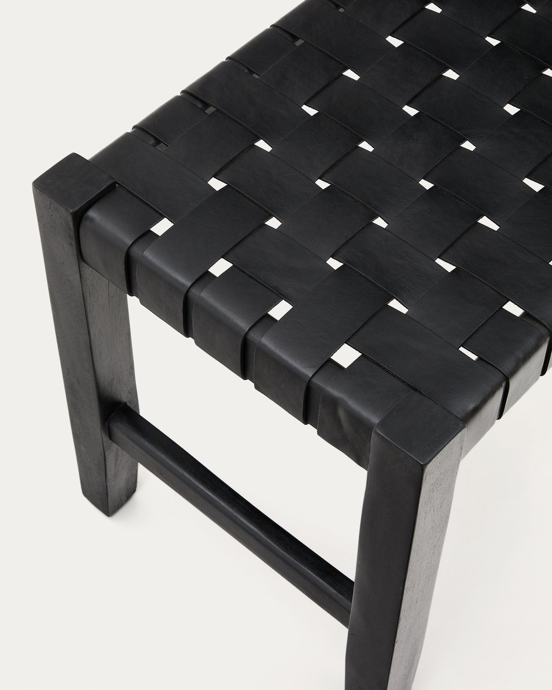 Calixta bench in leather and solid mahogany wood with black finish 120 cm - Detail