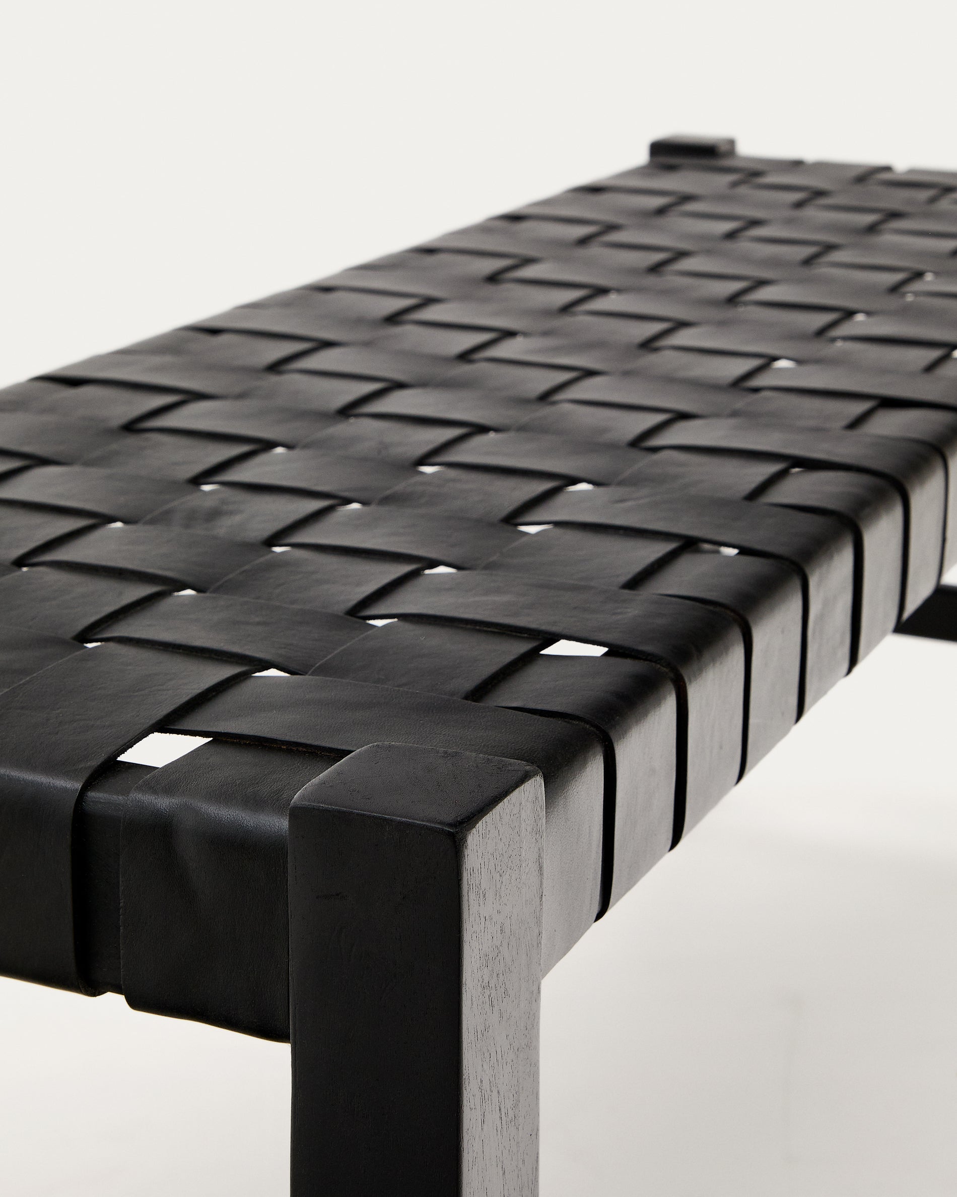 Calixta bench in leather and solid mahogany wood with black finish 120 cm - Detail