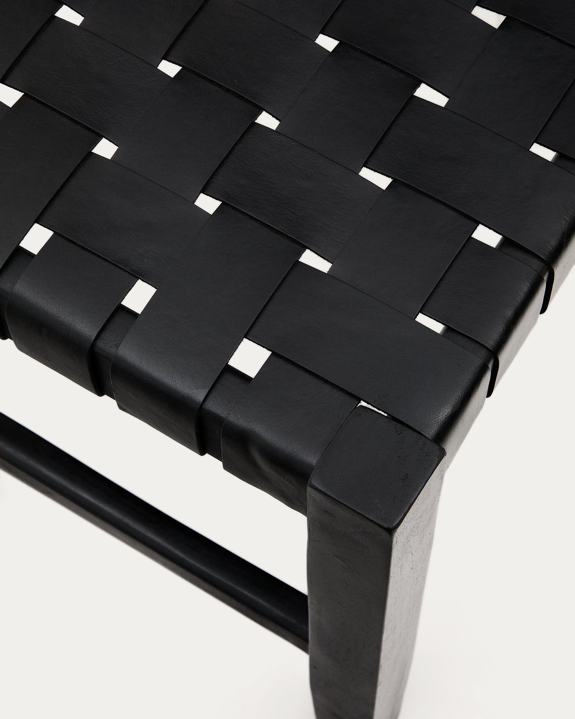 Calixta bench in leather and solid mahogany wood with black finish 120 cm - Detail
