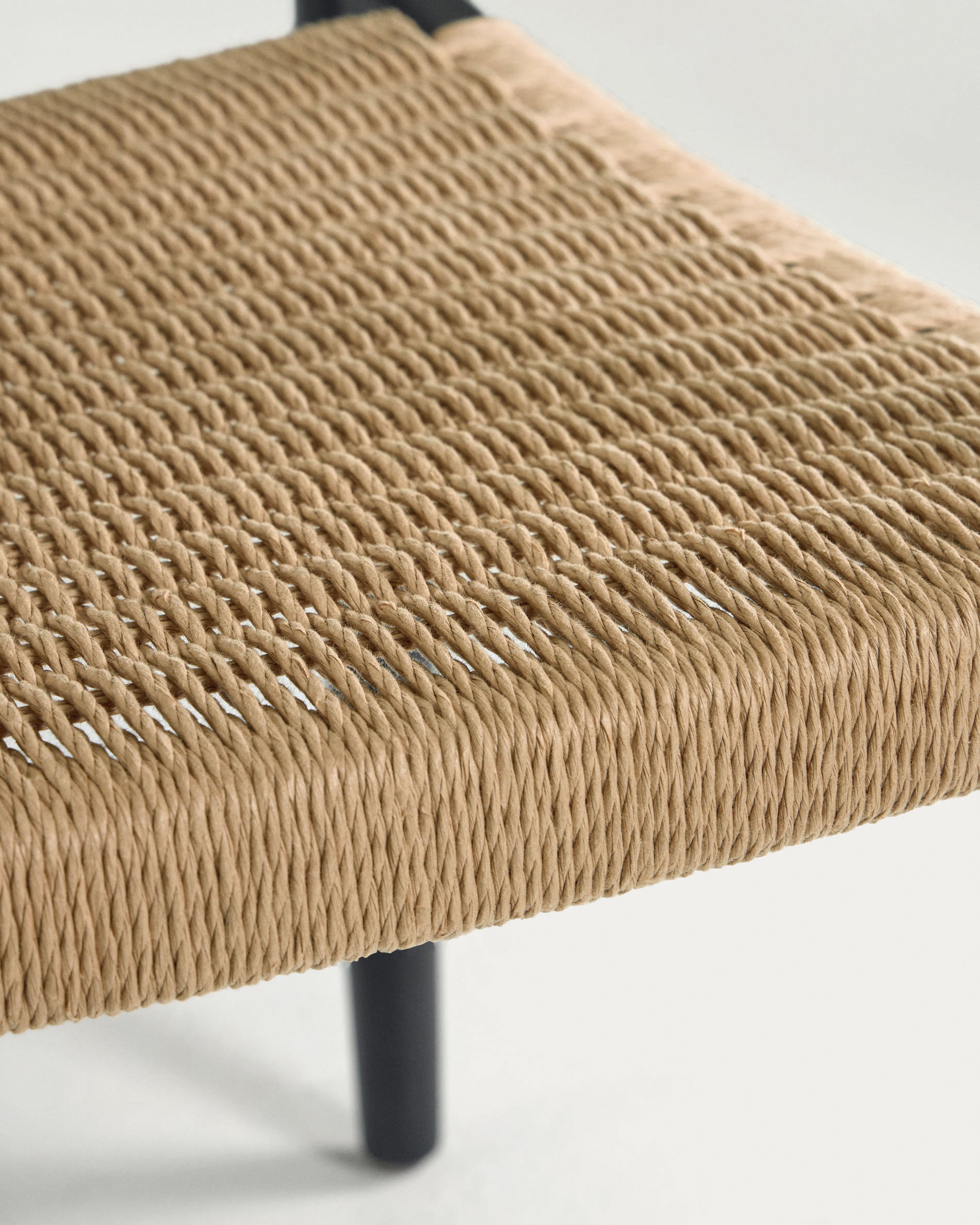 Nina stackable chair solid acacia wood with black finish and beige paper rope seat FSC100% - Detail