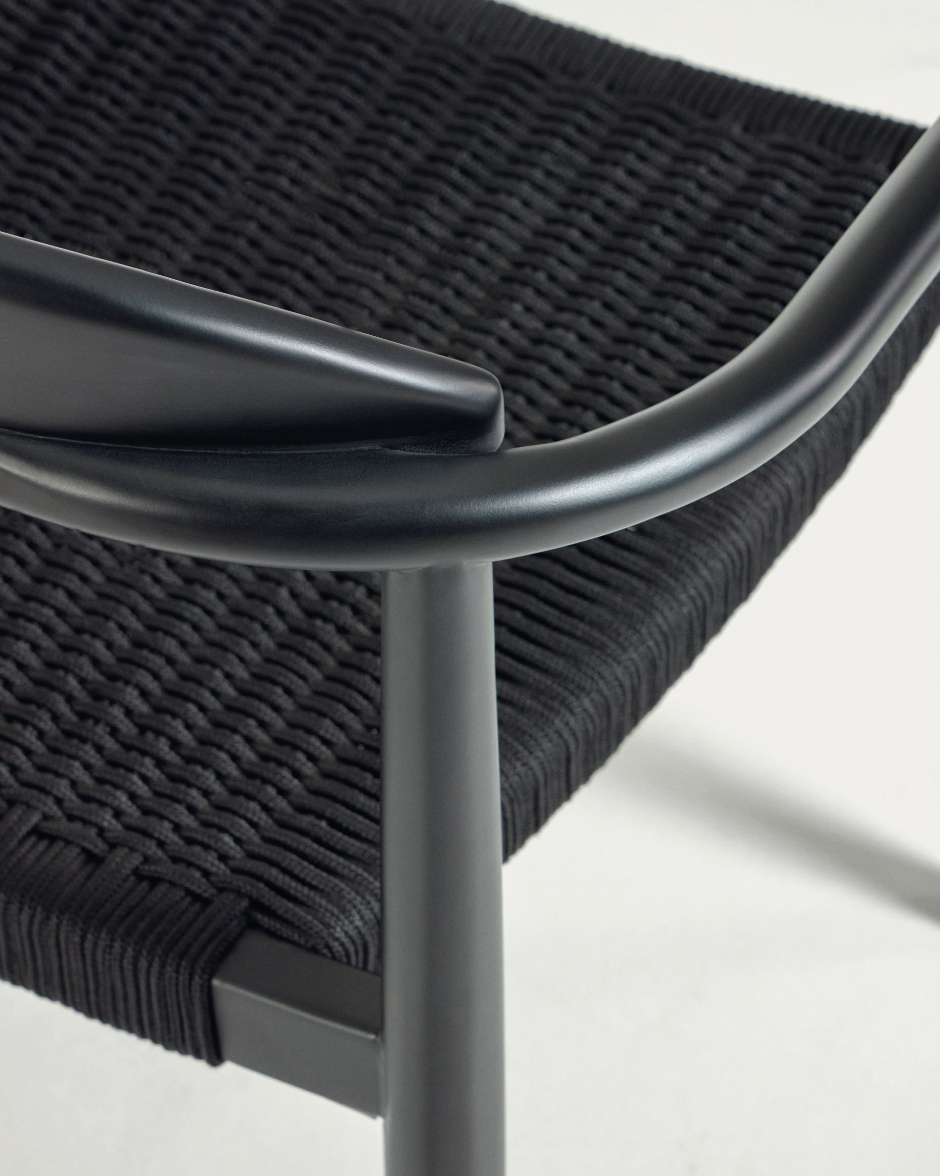 Nina stackable chair in solid acacia wood with black finish and black rope seat FSC 100% - Detail