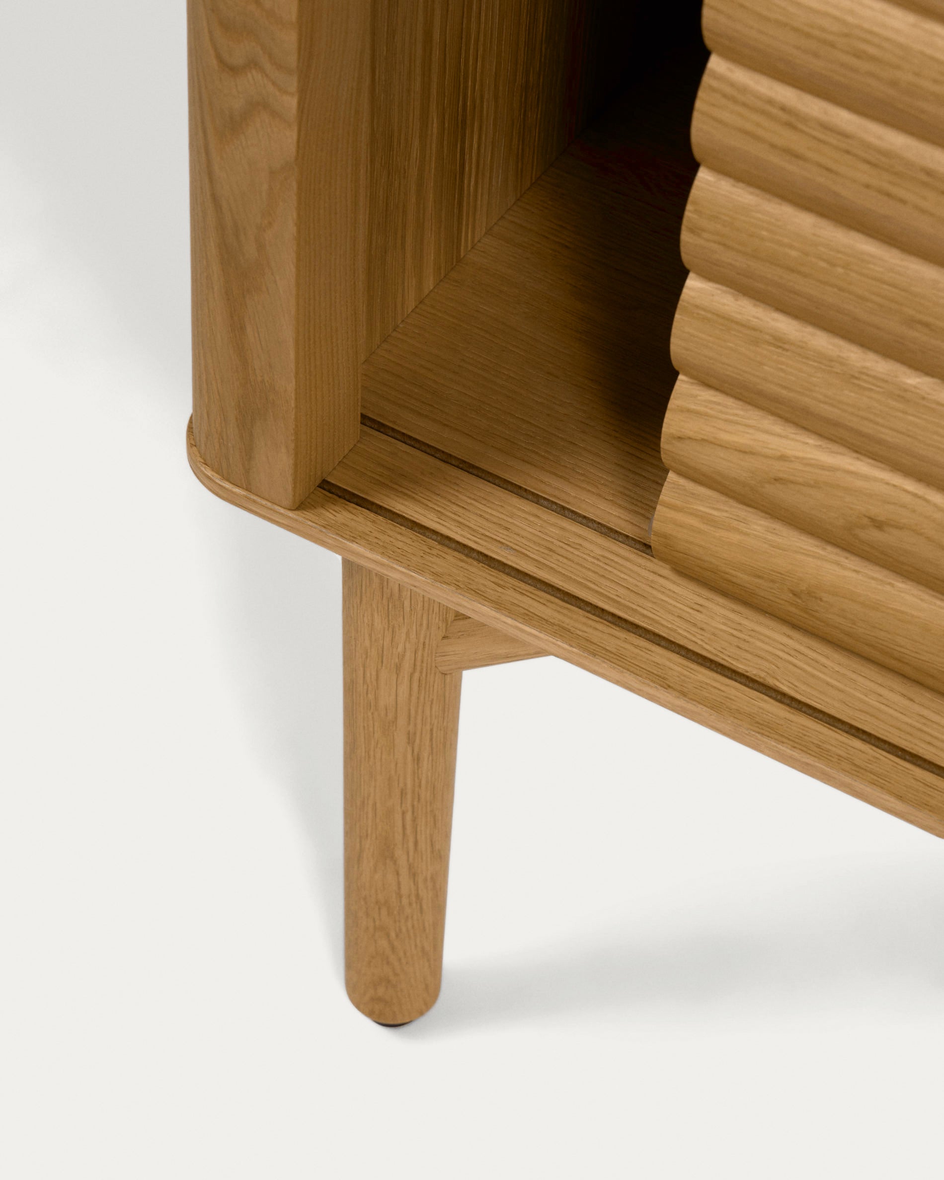 Lenon 2 door solid wood and oak veneer TV stand, 200 x 57 cm, FSC MIX Credit - Detail