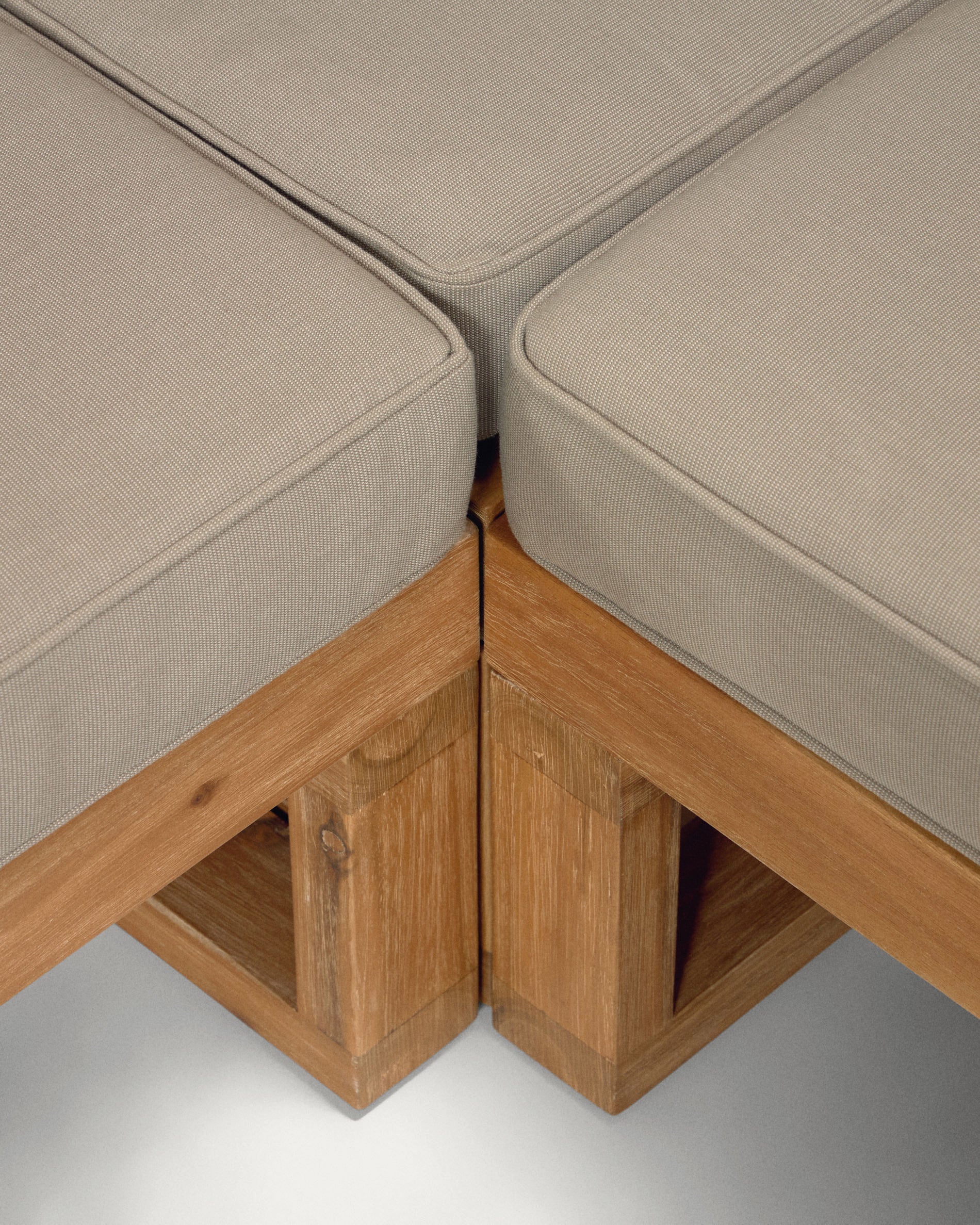 Flaviina 5 seater solid acacia wood corner sofa set with table - Detail