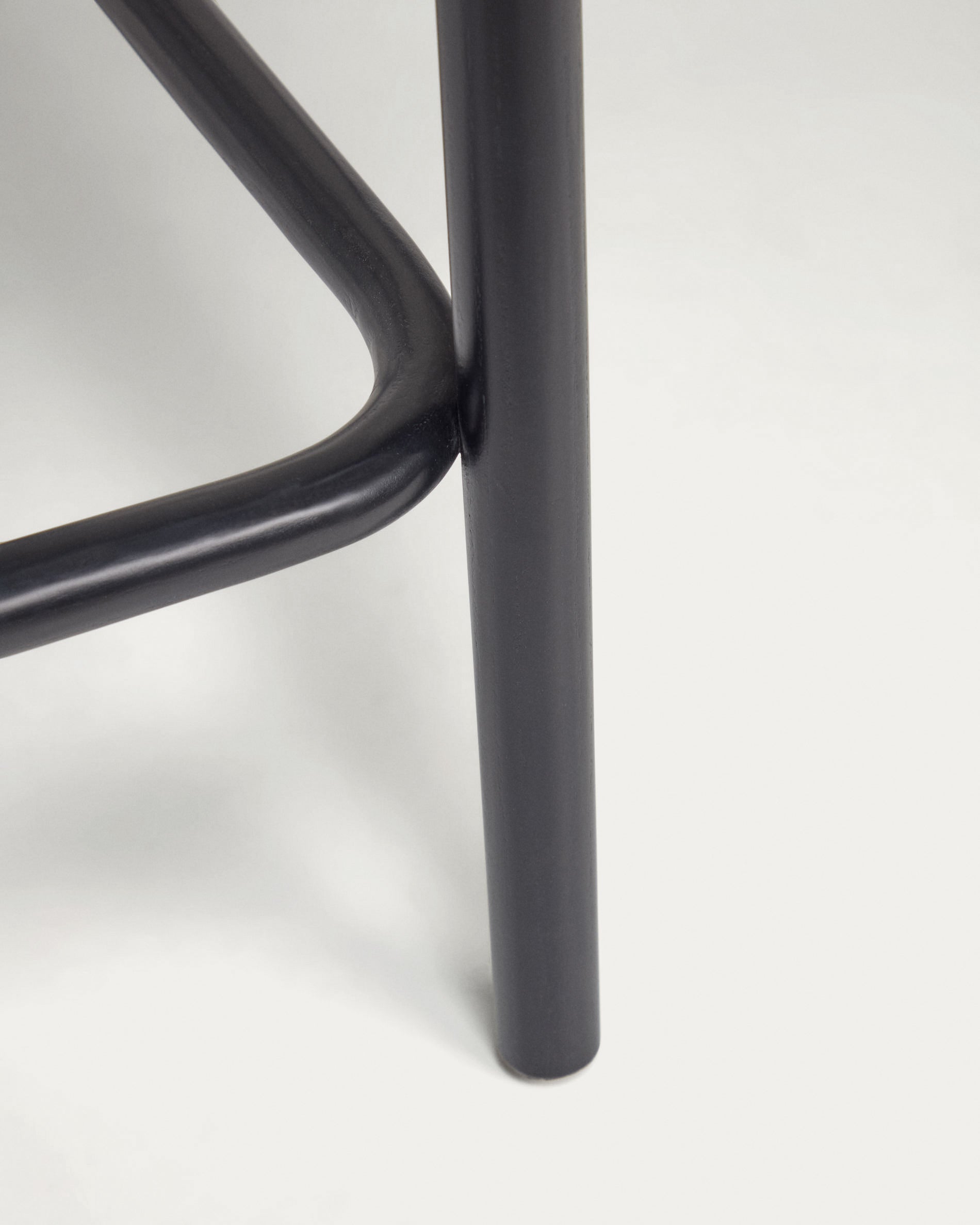 Doriane 65 cm height solid elm stool black lacquer finish and upholstered seat - Detail