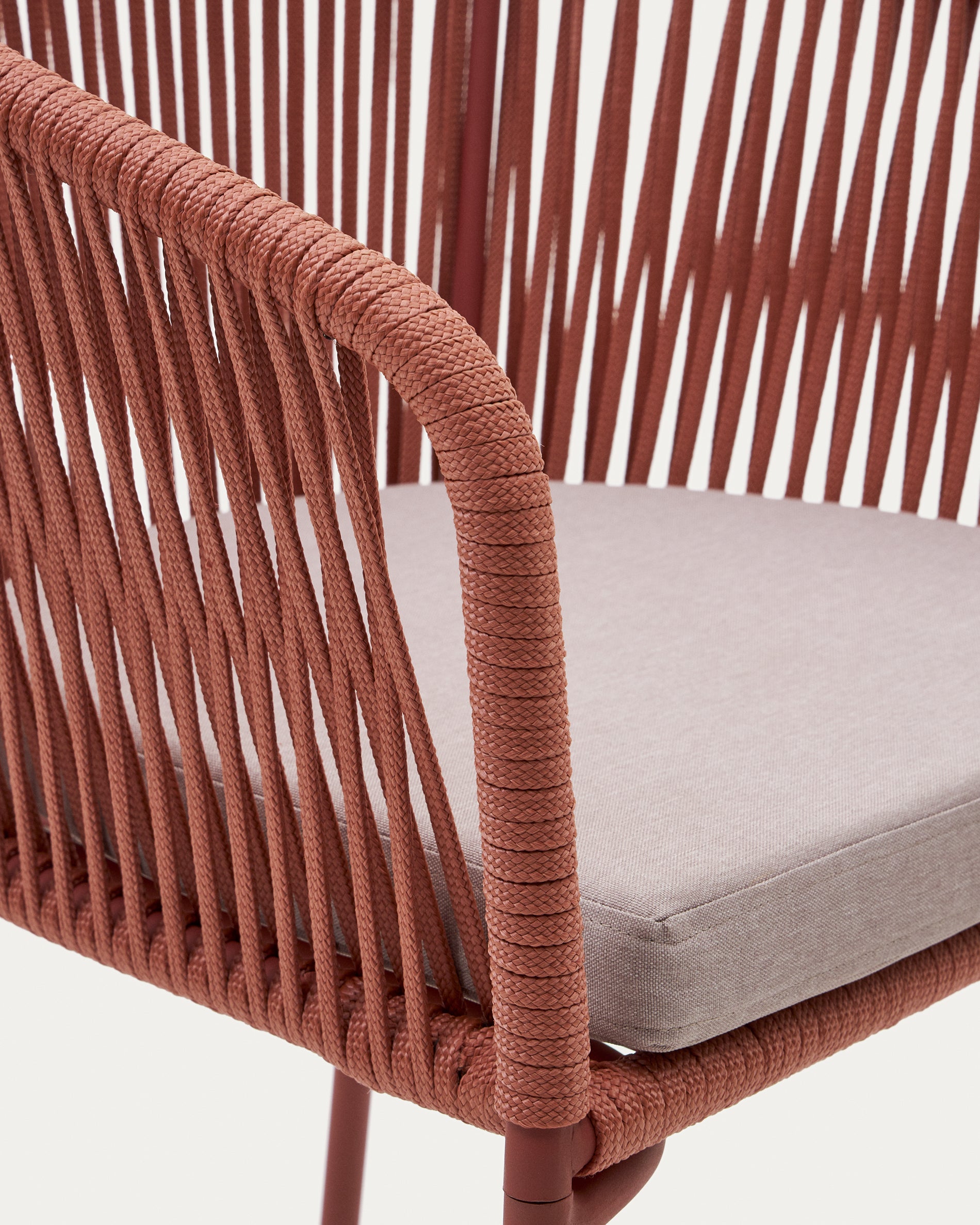 Yanet terracotta rope chair with galvanised steel legs - Detail