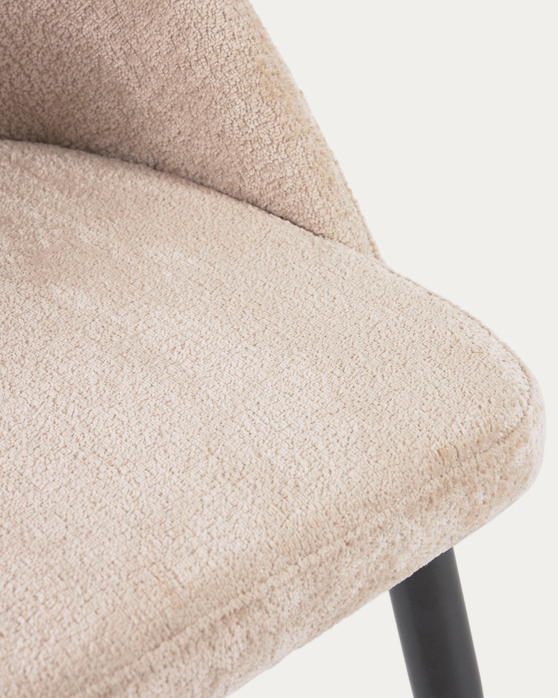 Beige chenille Mael chair with steel legs with black finish FSC 100% - Detail