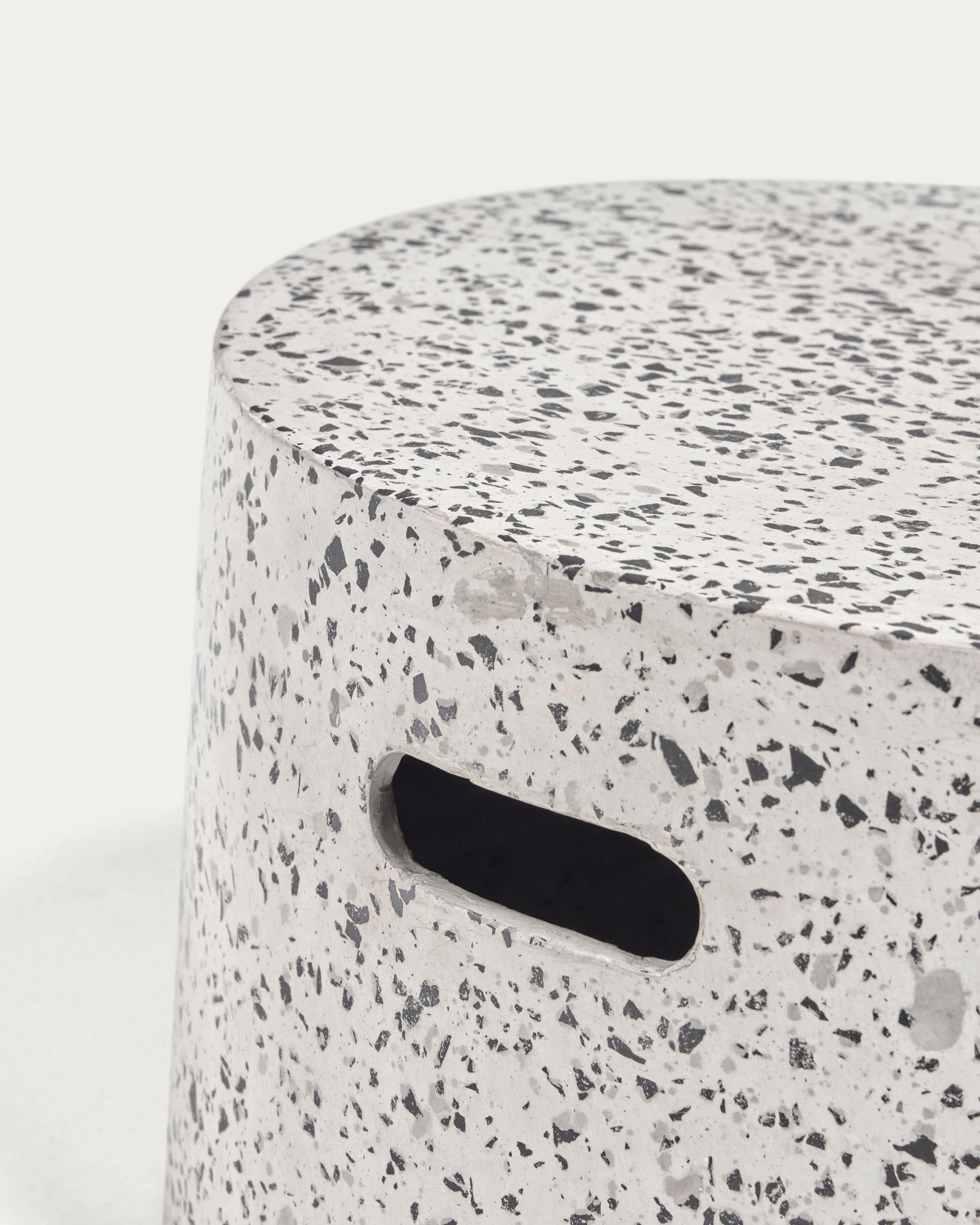 Jenell outdoor terrazzo coffee table in white, Ø 52 cm - Detail