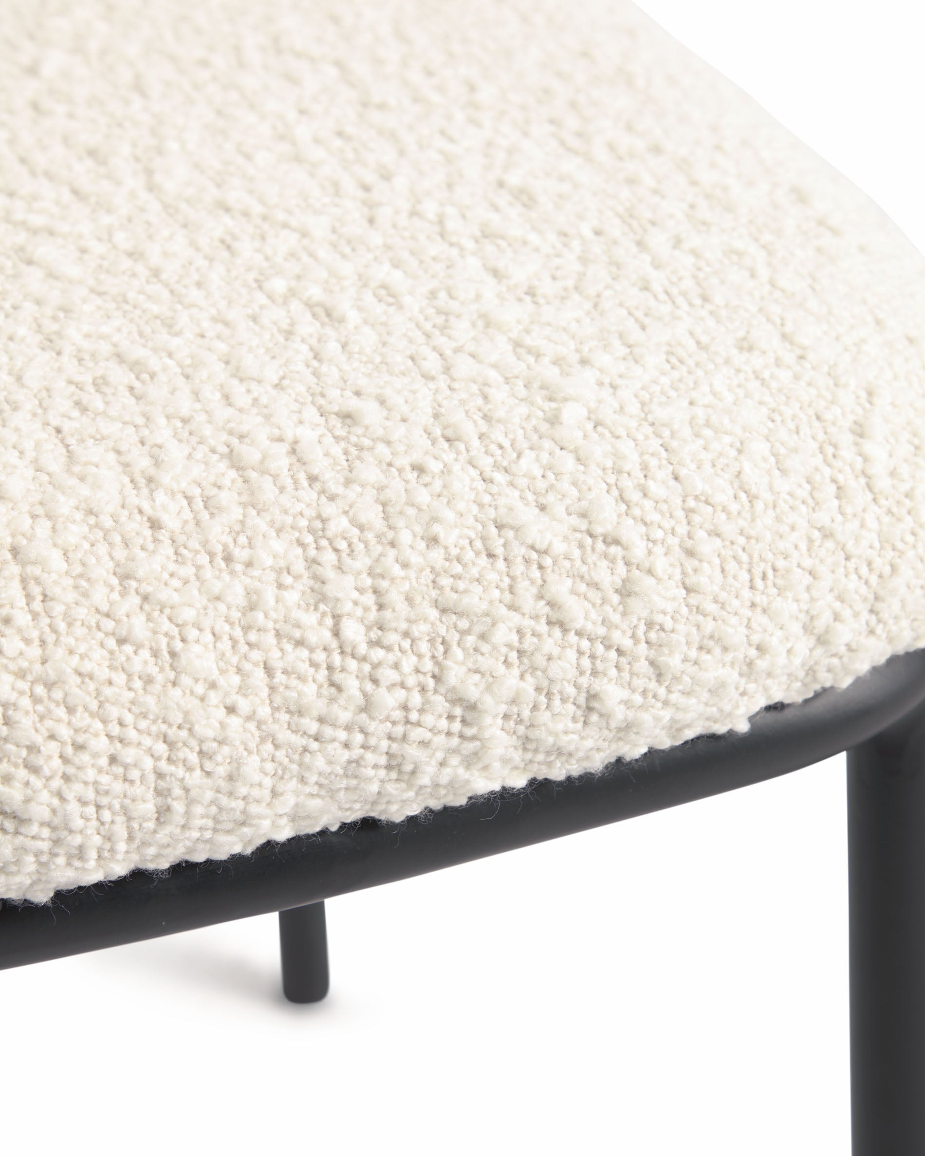 Ciselia chair with white bouclé and black metal FR - Detail