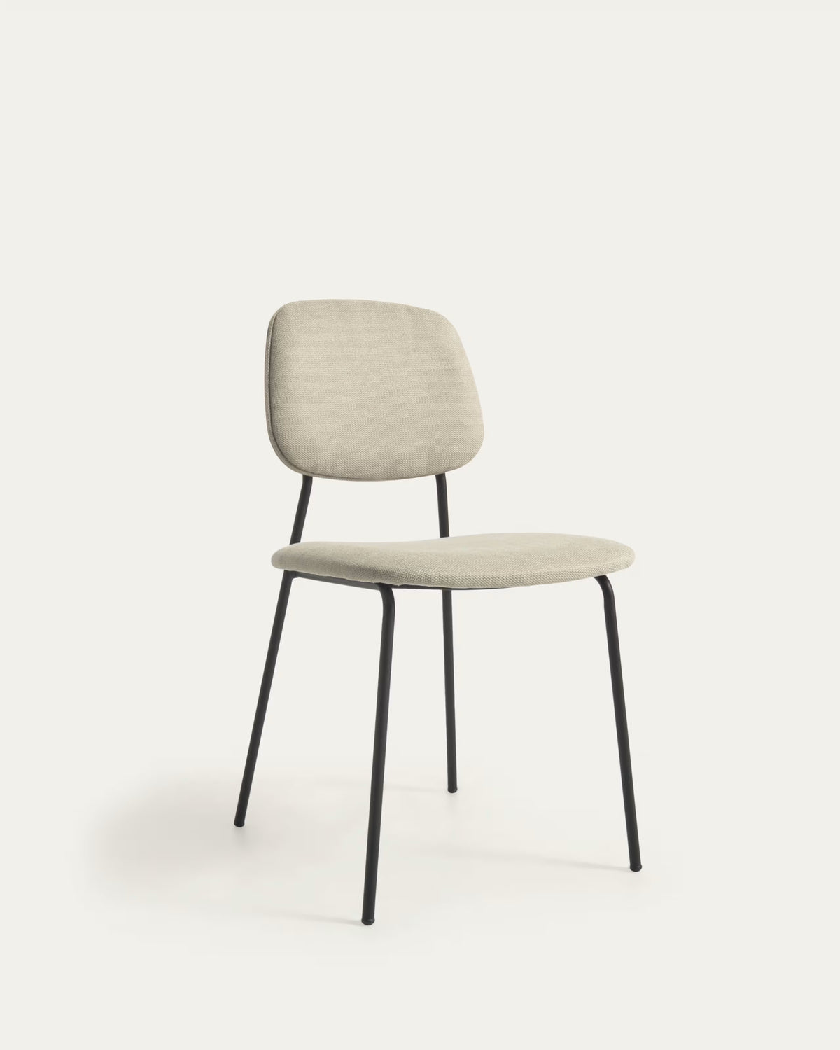 Kiállított Benilda stackable beige chair with oak veneer and steel with black finish FSC Mix Credit.