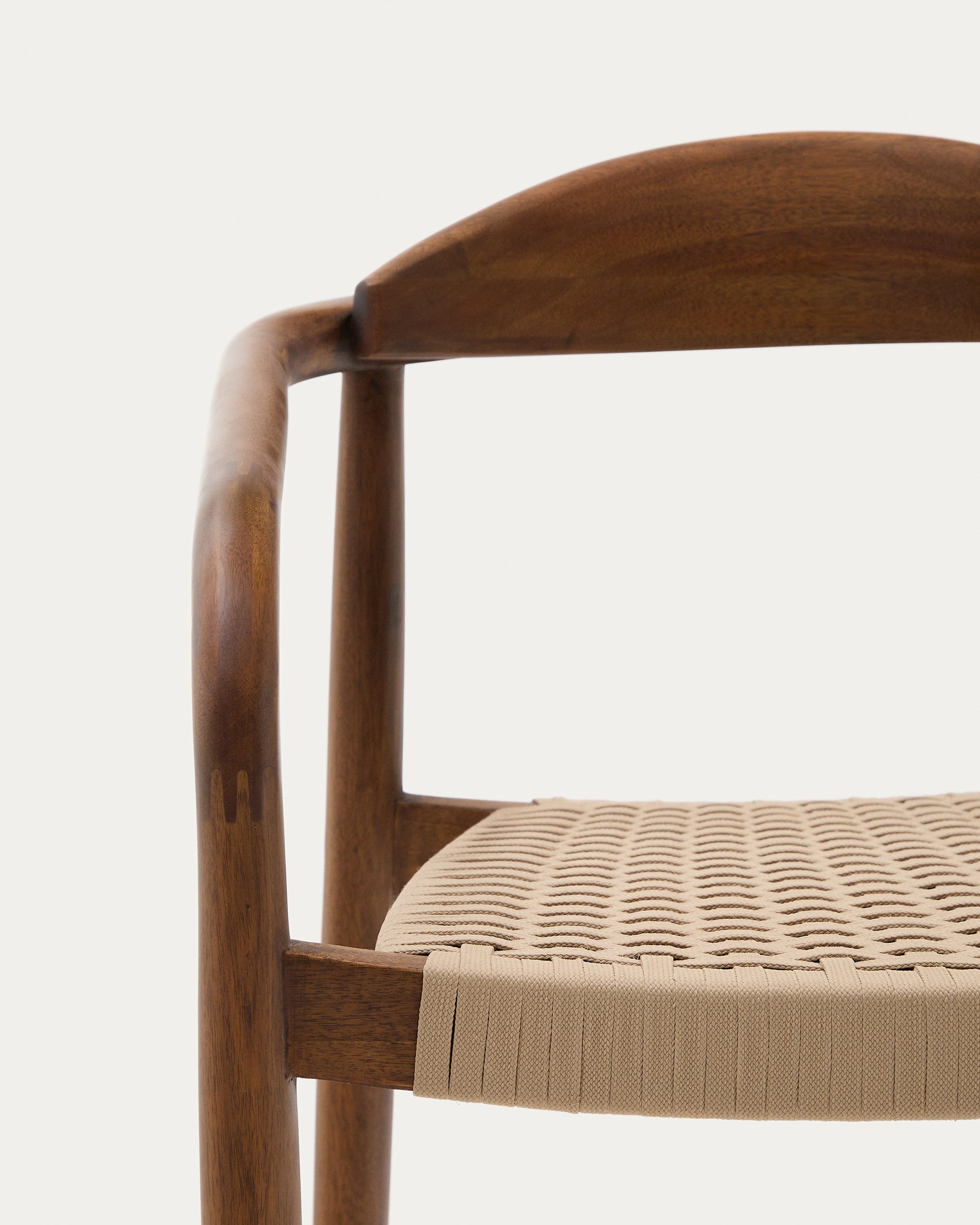 Nina stackable chair in solid acacia wood with walnut finish and beige rope seat FSC 100% - Detail