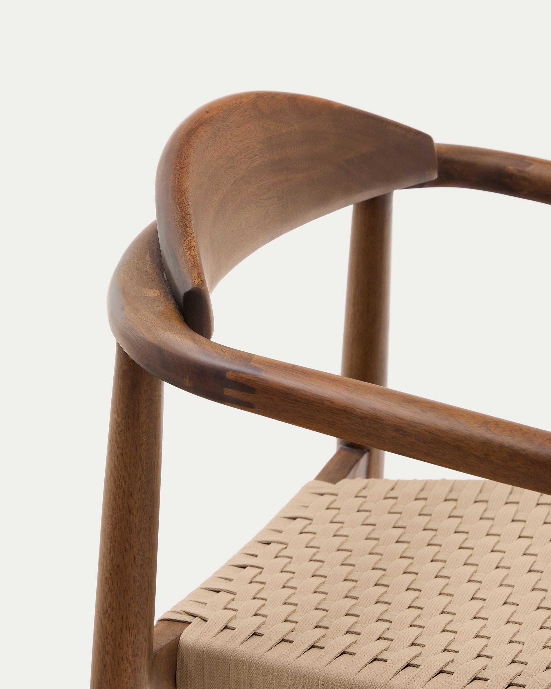 Nina stackable chair in solid acacia wood with walnut finish and beige rope seat FSC 100% - Detail