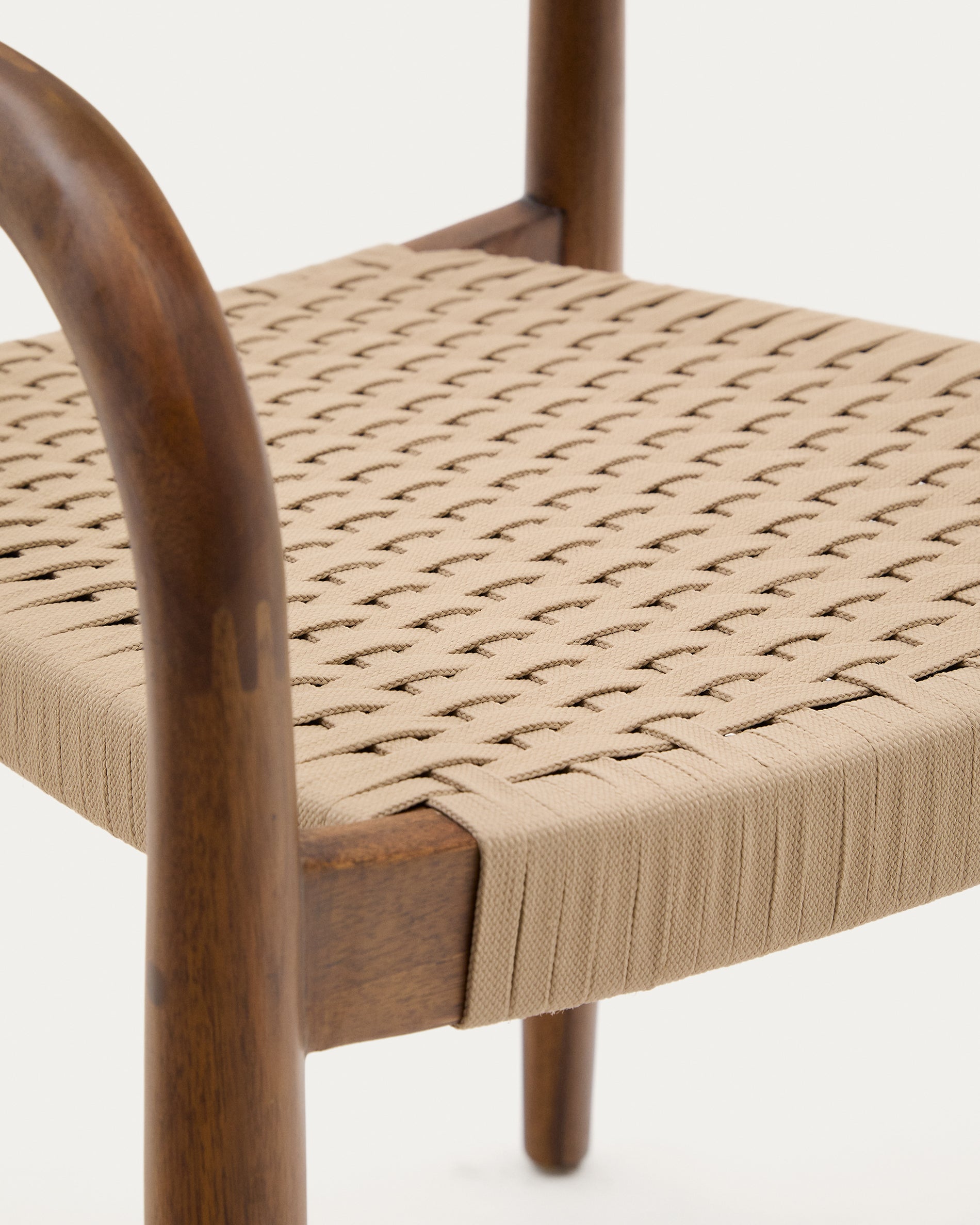 Nina stackable chair in solid acacia wood with walnut finish and beige rope seat FSC 100% - Detail
