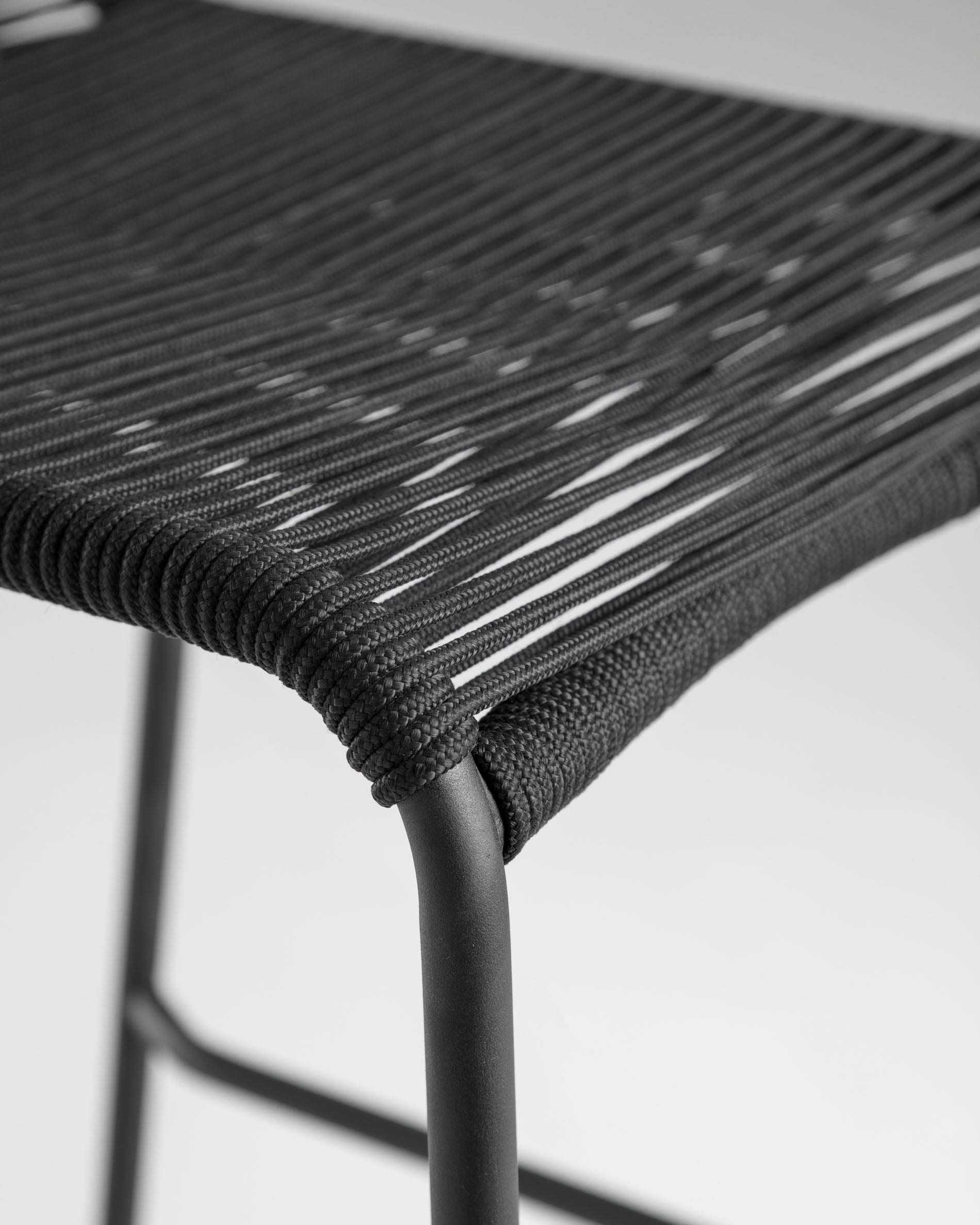 Lambton stackable stool in black rope and black finish steel, 74 cm - Detail