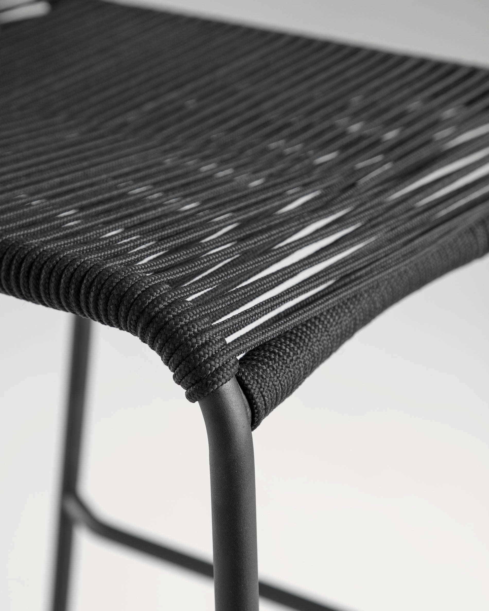 Lambton stackable stool in black rope and black finish steel, 62 cm - Detail