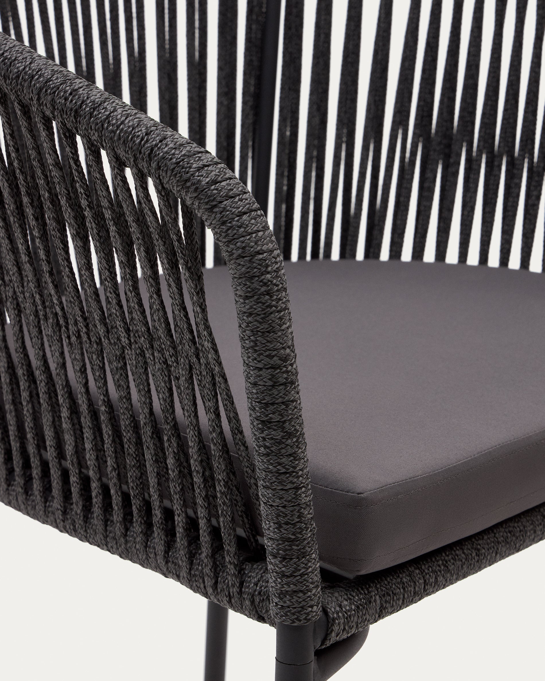 Yanet black rope chair with galvanised steel legs - Detail