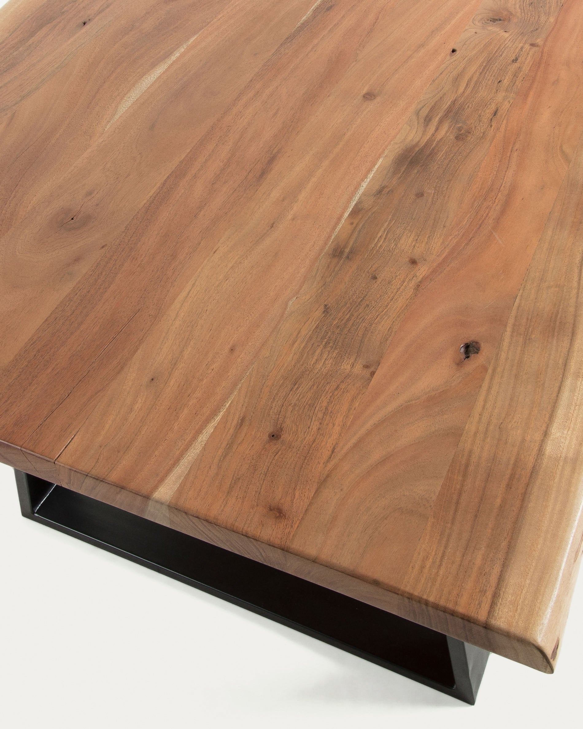 Alaia table made from solid acacia wood with natural finish, 180 x 90 cm - Detail