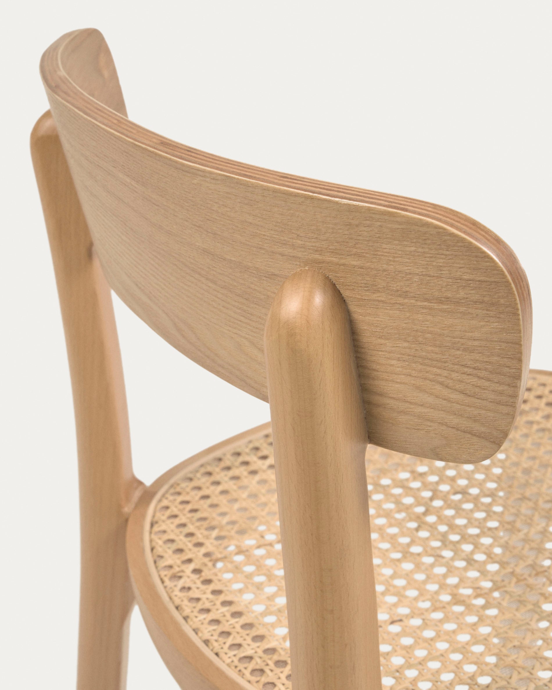 Romane chair in solid beech with natural finish, ash veneer and rattan - Detail